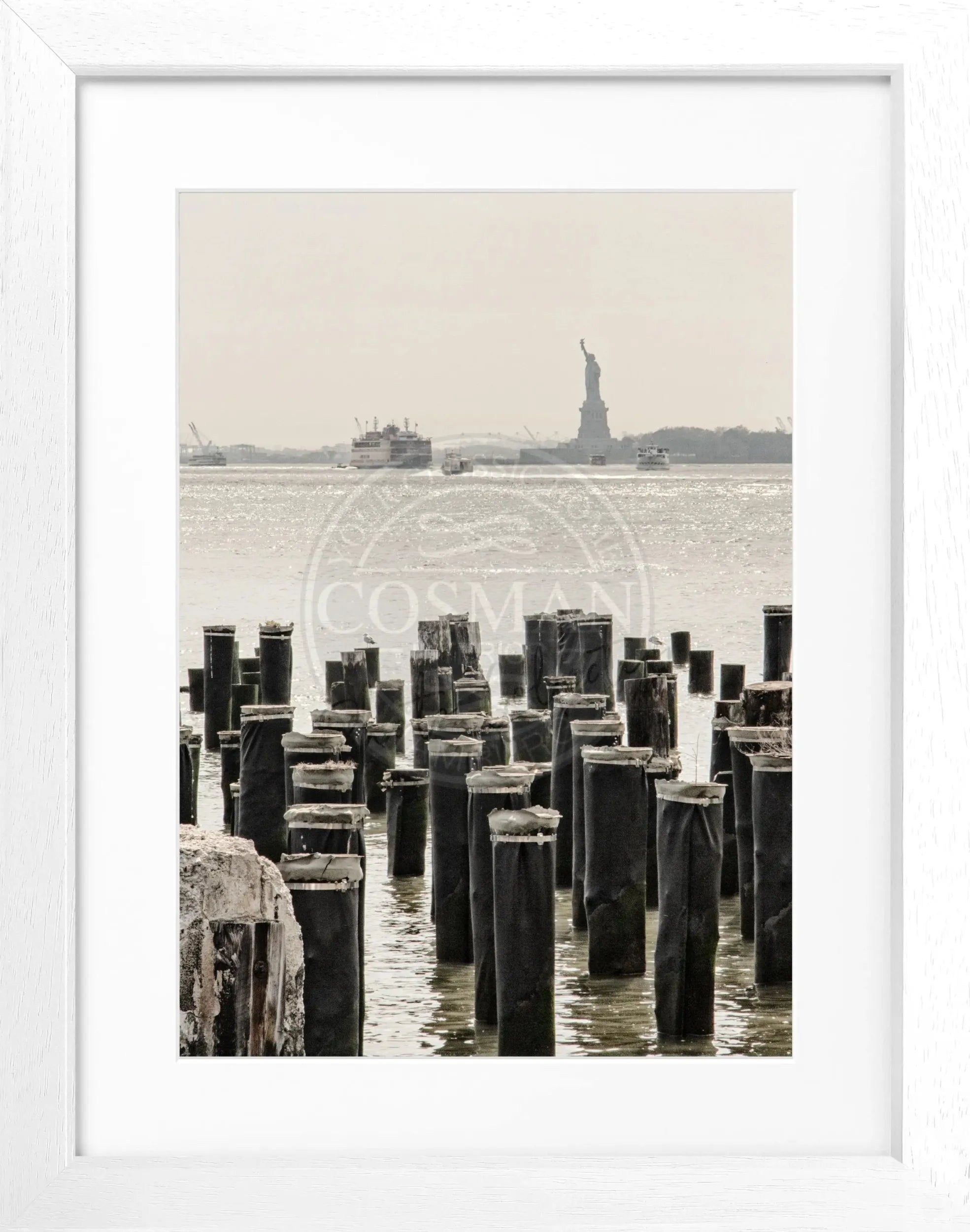 Schwarz-weiß Poster mit Rahmen von New York NY107, 25x31 cm, von Cosman-Photocollection, zeigt die Skyline der Stadt.