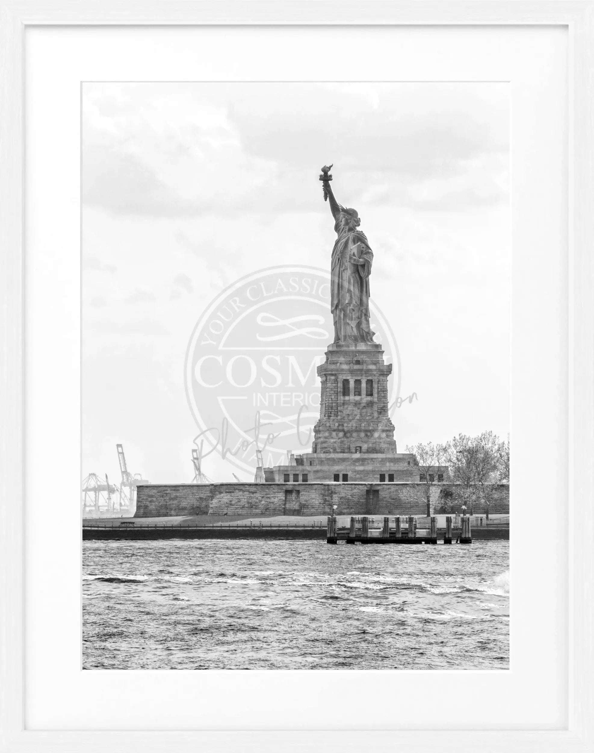 Schwarz-weiß Poster mit Rahmen, zeigt eine New York Stadtansicht, von Cosman-Photocollection, Maße 25x31 cm.