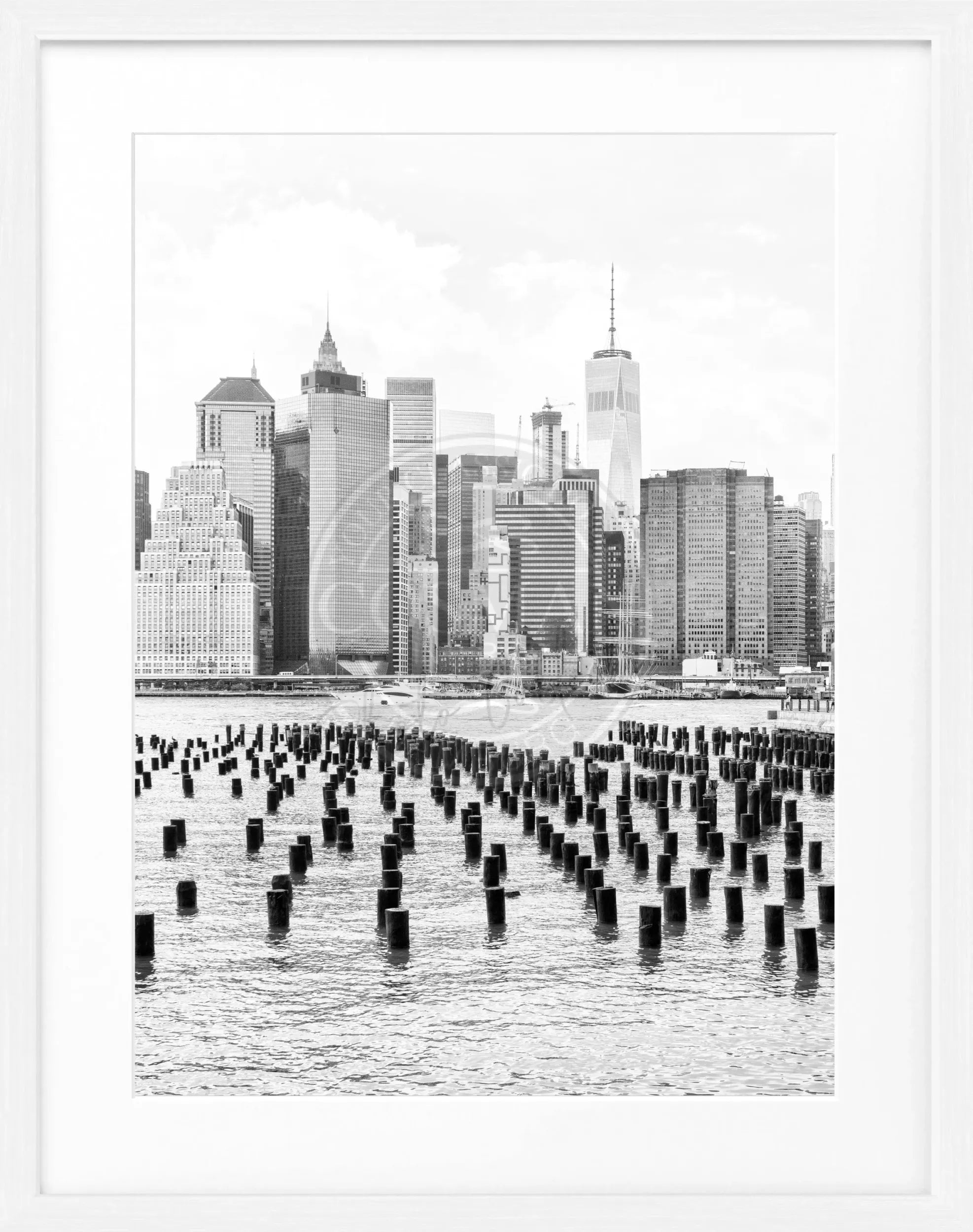 Schwarz-weiß Poster mit Rahmen von Cosman-Photocollection, Motiv des One World Trade Center in New York, 25x31 cm