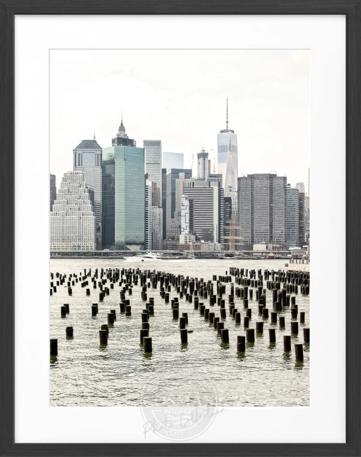 Schwarz-weiß Poster mit Rahmen von Cosman-Photocollection, New York, One World Trade Center, Motiv, 25x31 cm