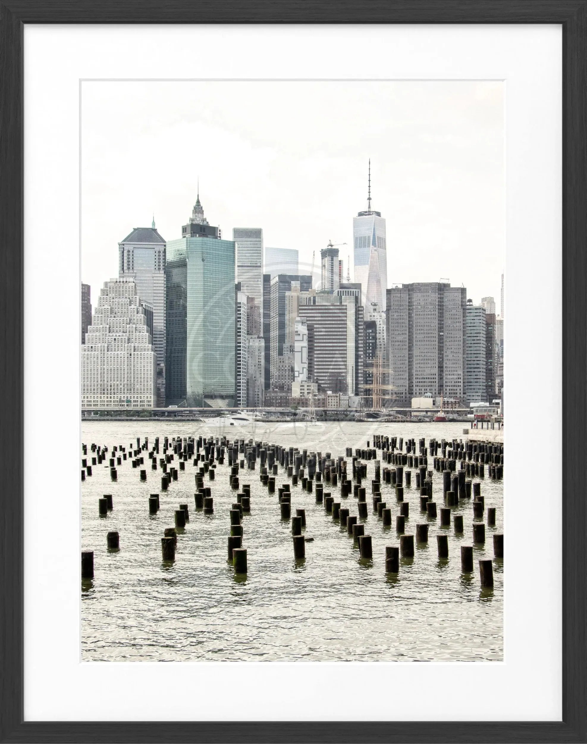 Schwarz-weiß Poster mit Rahmen von Cosman-Photocollection, New York, One World Trade Center, Motiv, 25x31 cm