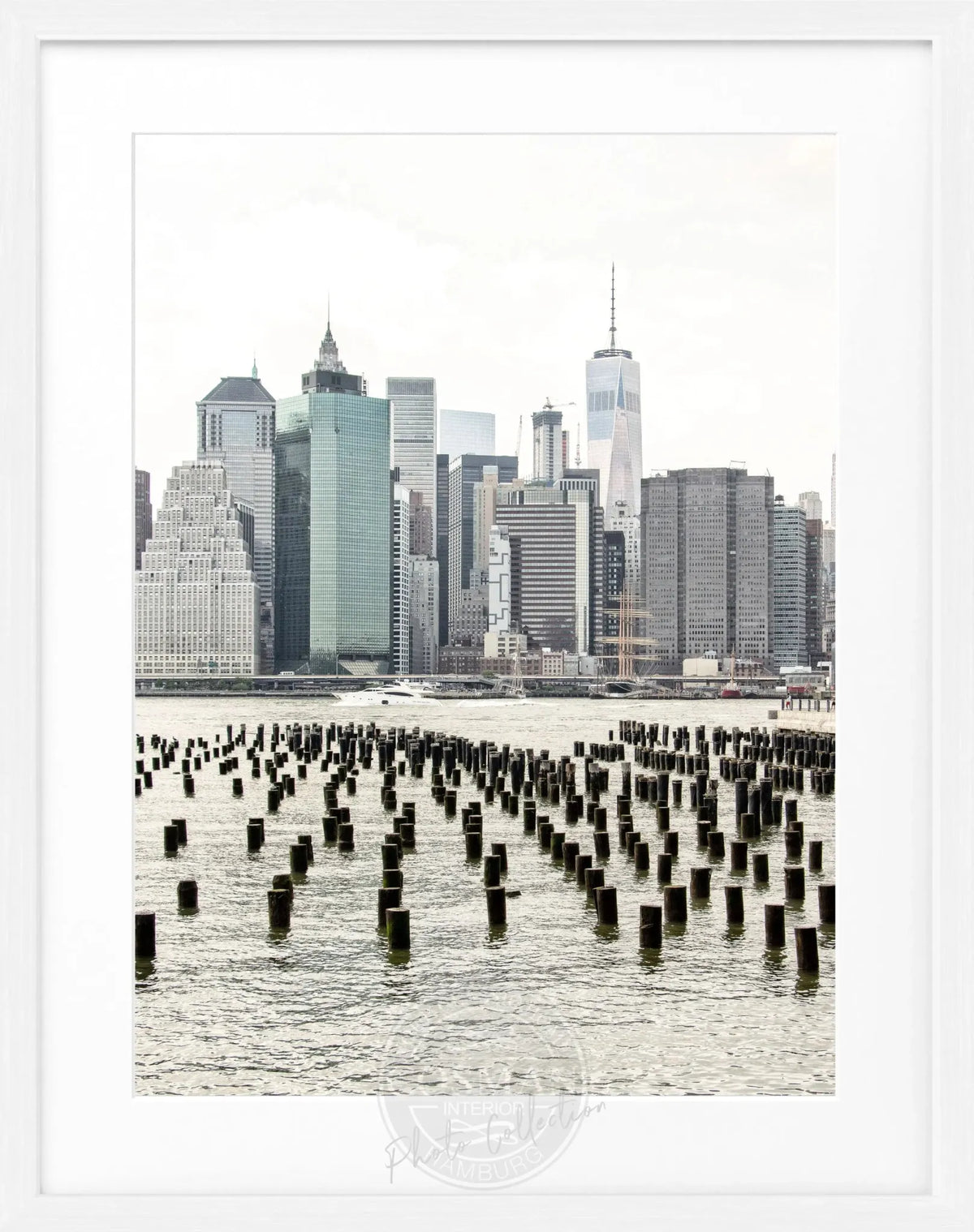 Schwarz-weiß Poster mit Rahmen, New York One World Trade Center, 25x31 cm, von Cosman-Photocollection.
