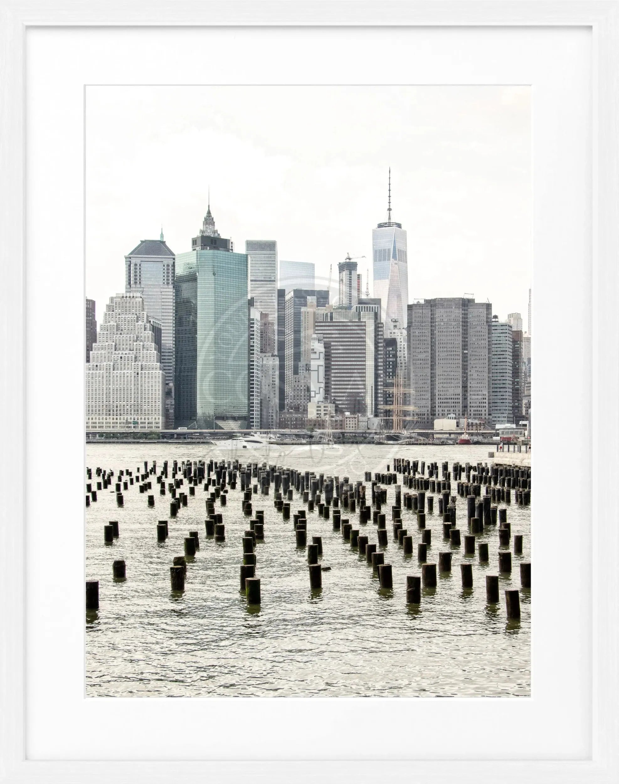 Schwarz-weiß Poster mit Rahmen, New York One World Trade Center, 25x31 cm, von Cosman-Photocollection.