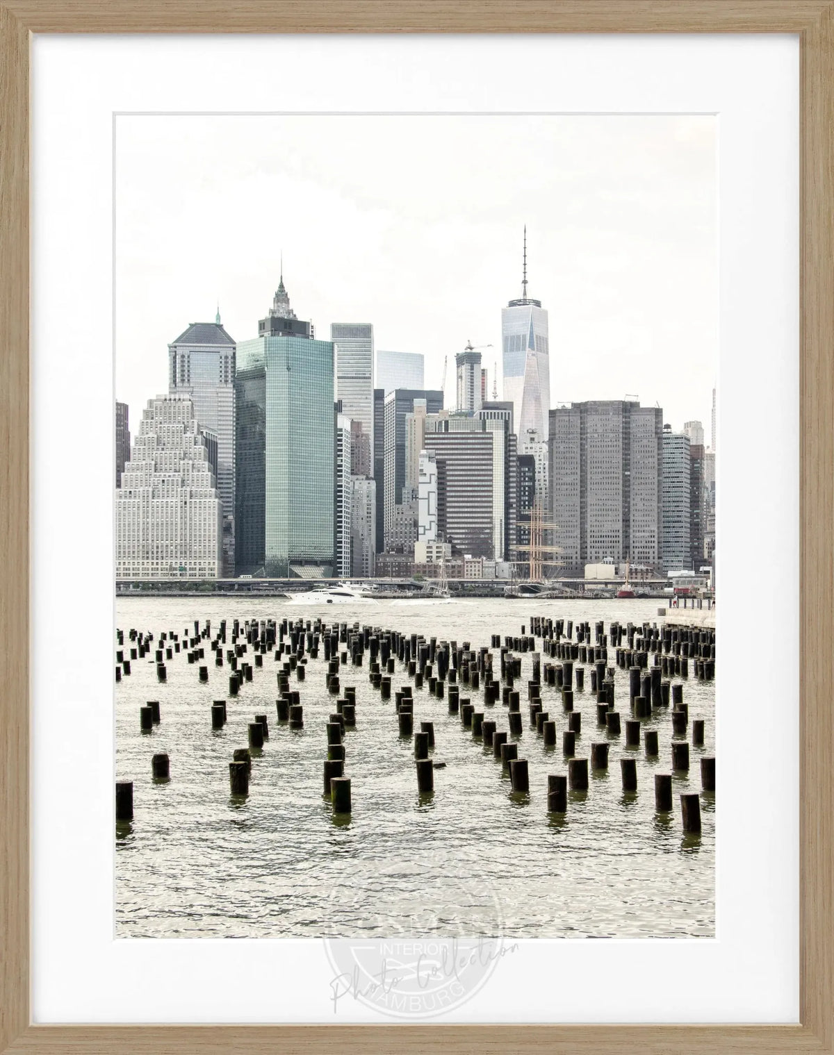 Schwarz-weiß Poster mit Rahmen von Cosman-Photocollection, Motiv des One World Trade Center in New York, Maße 25x31cm.