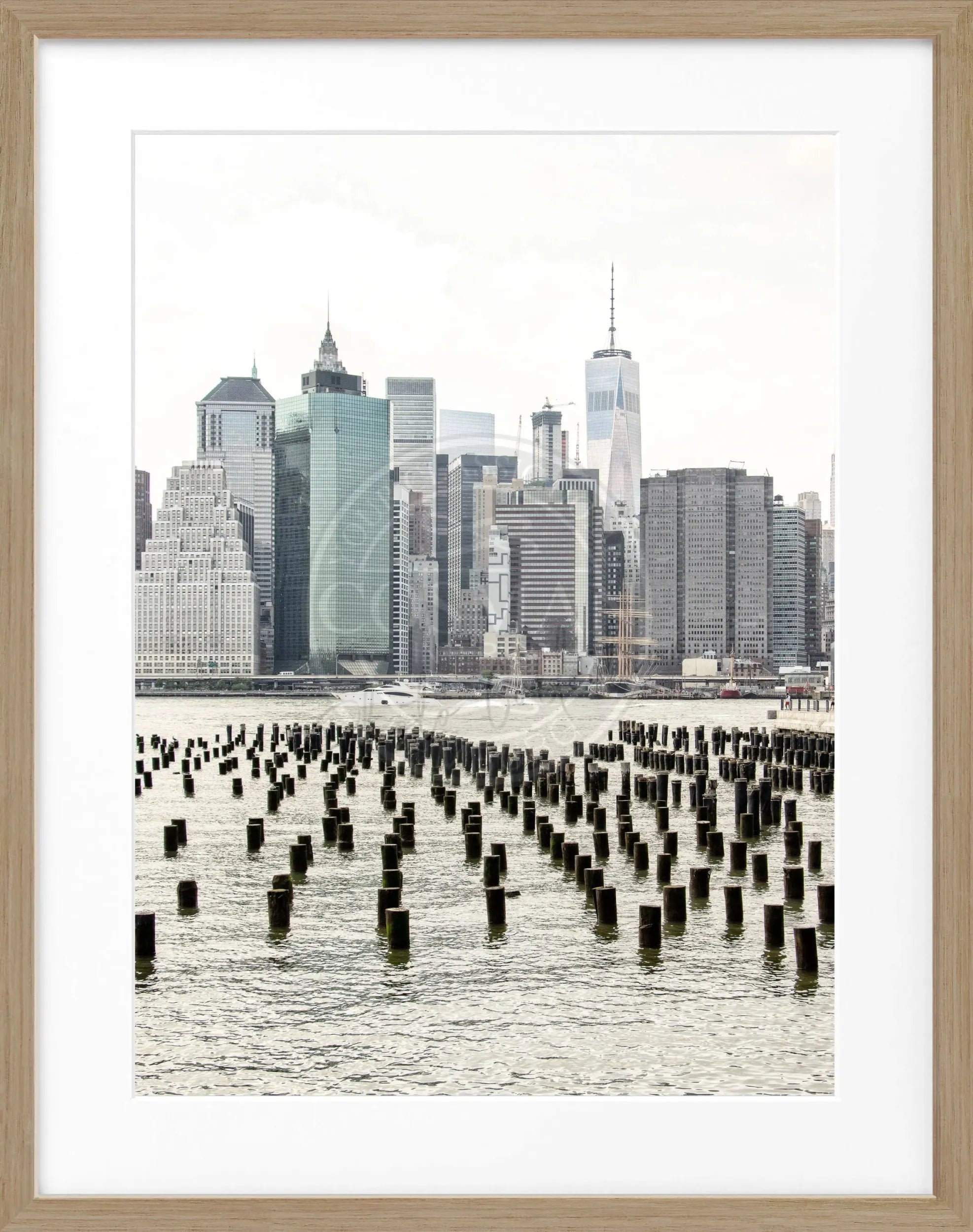 Schwarz-weiß Poster mit Rahmen von Cosman-Photocollection, Motiv des One World Trade Center in New York, Maße 25x31cm.