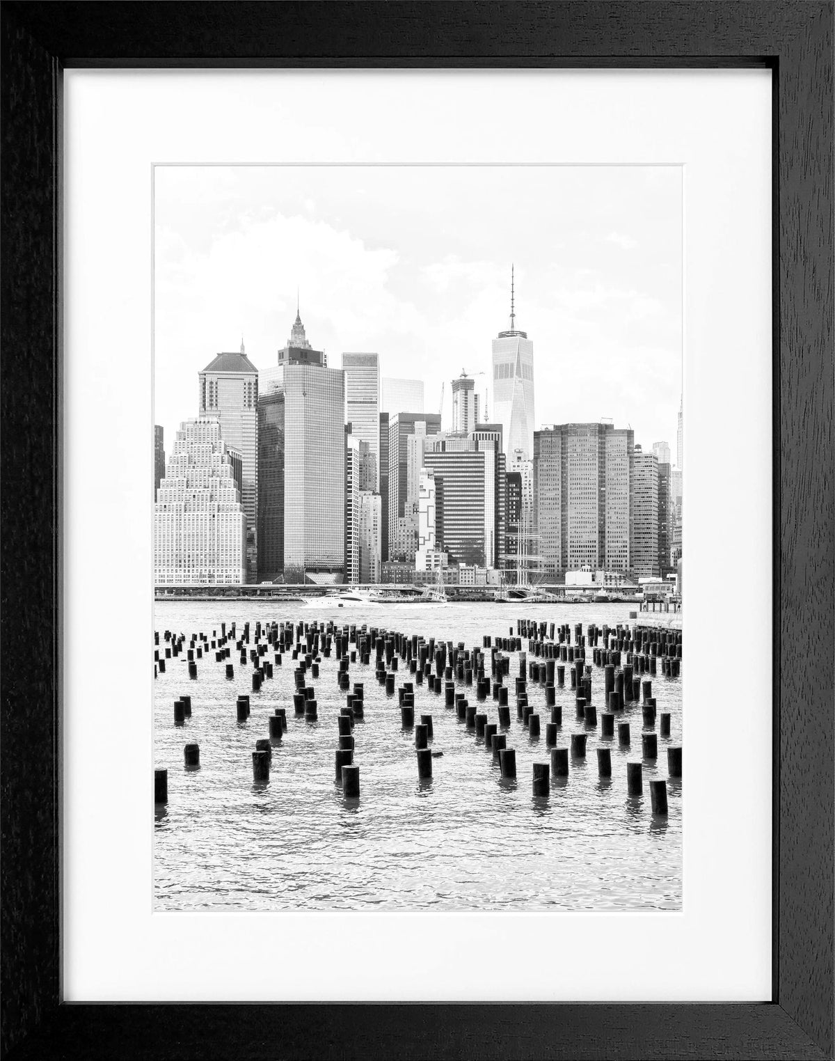 Schwarz-weiß Poster mit Rahmen von Cosman-Photocollection, Motiv des One World Trade Center in New York, 25x31 cm