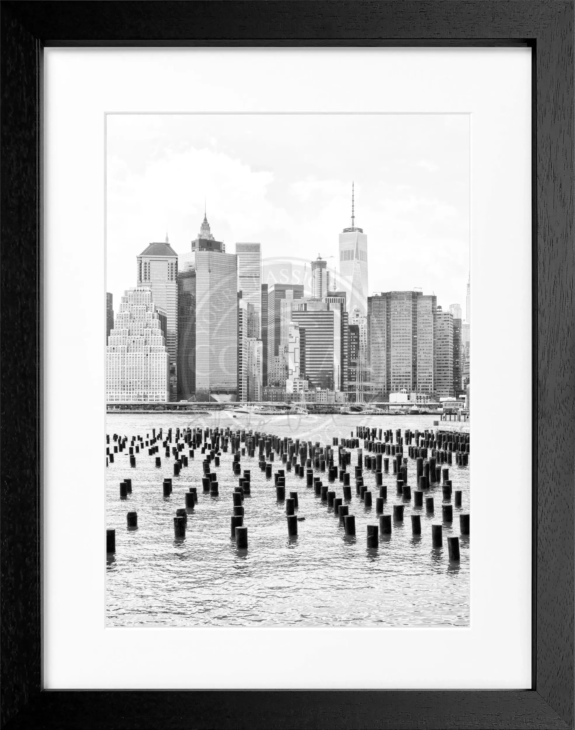 Schwarz-weiß Poster mit Rahmen von Cosman-Photocollection, Motiv des One World Trade Center in New York, 25x31 cm