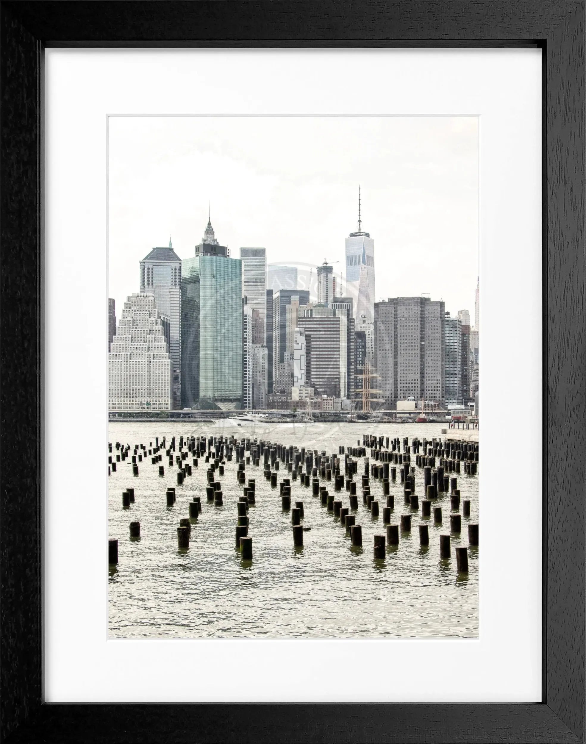 Schwarz-weiß Poster mit Rahmen von Cosman-Photocollection, Motiv des One World Trade Center in New York, 25x31 cm