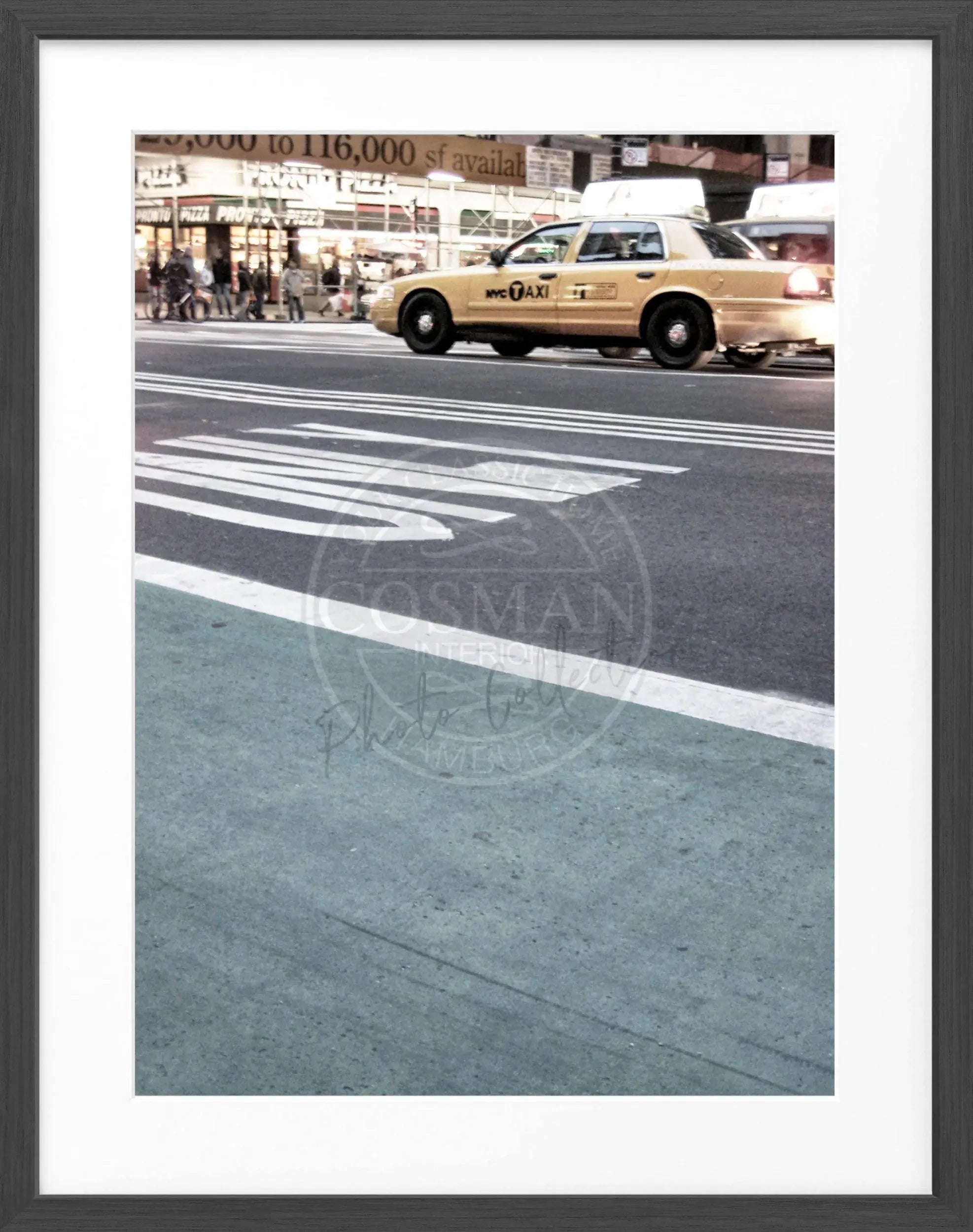 Schwarz-weiß Poster mit Rahmen, New York 'Yellow Cap' Motiv, 25x31 cm, von Cosman-Photocollection