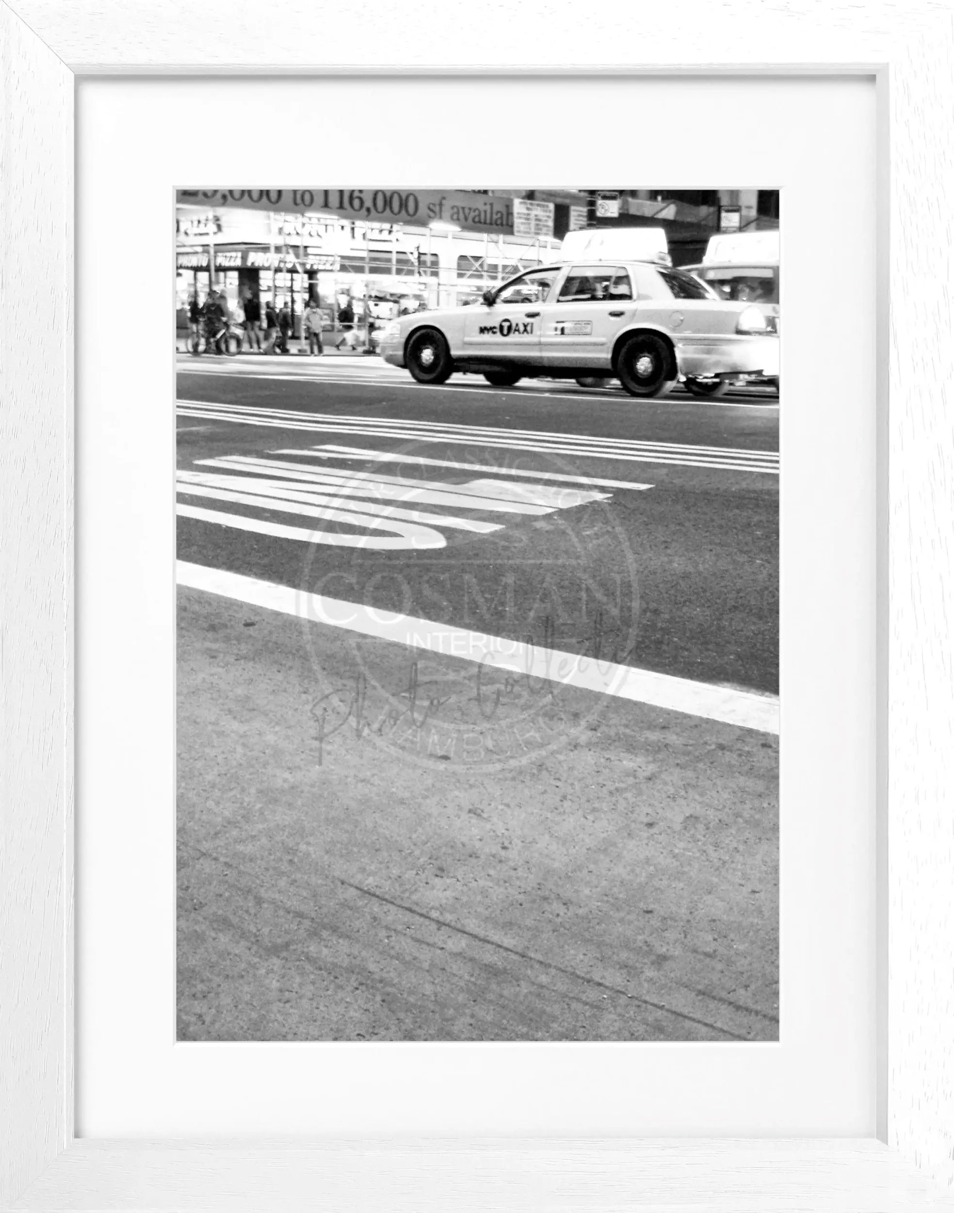 Schwarzes und weißes Poster mit Rahmen von Cosman-Photocollection, New York ’Yellow Cap’ NY58, Motiv in 25x31 cm