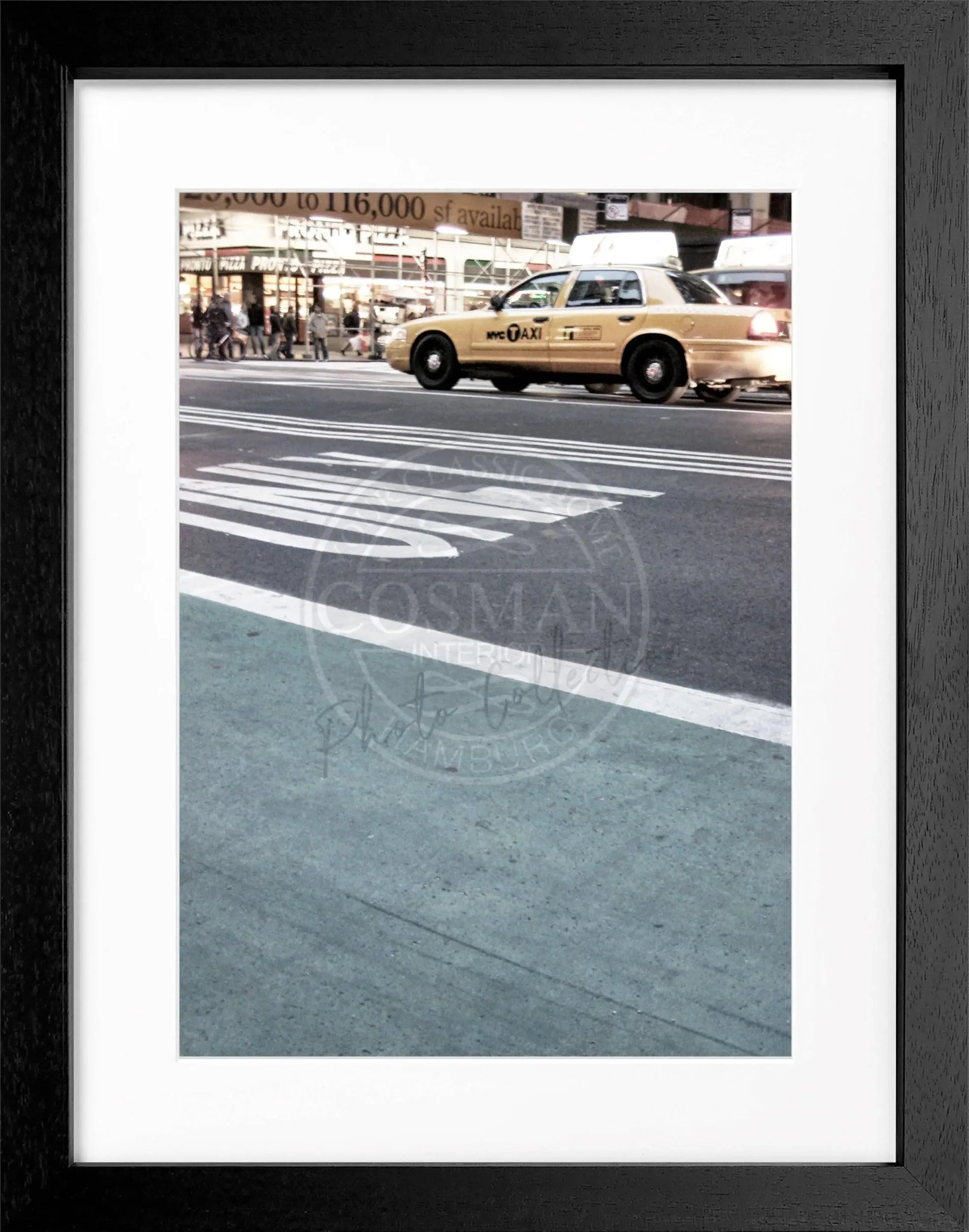 Schwarz-weiß Poster mit Rahmen, New York ’Yellow Cap’ NY58, 25x31cm, von Cosman-Photocollection, urbanes Stadtmotiv