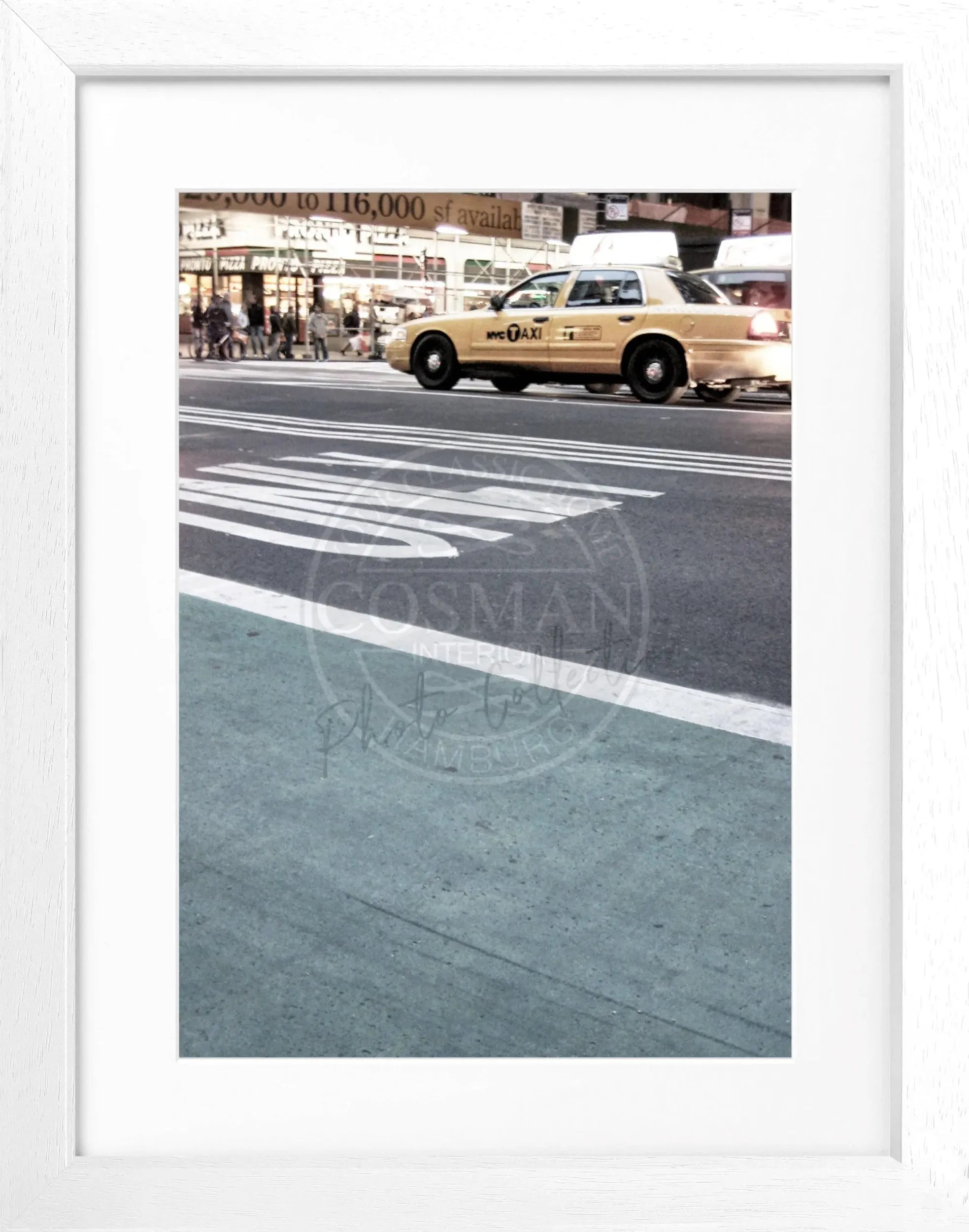 Schwarz-weiß Poster mit Rahmen, New York 'Yellow Cap' Motiv, 25x31cm, von Cosman-Photocollection