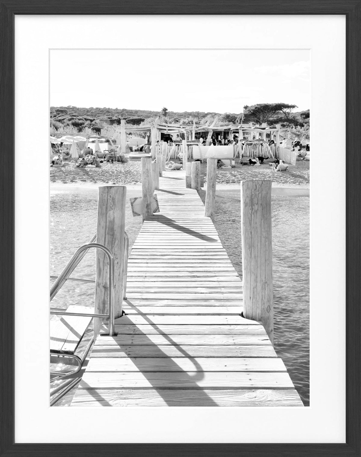 Schwarz-weiß Poster mit Rahmen, Saint Tropez Beach Le Club 55, Cosman-Photocollection, 25x31 cm, elegantes Wandbild