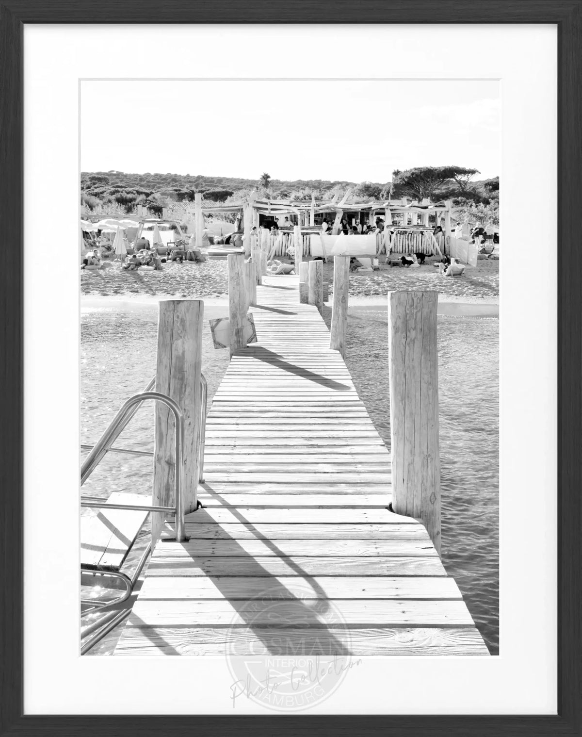 Schwarz-weiß Poster mit Rahmen, Saint Tropez Beach Le Club 55, Cosman-Photocollection, 25x31 cm, elegantes Wandbild