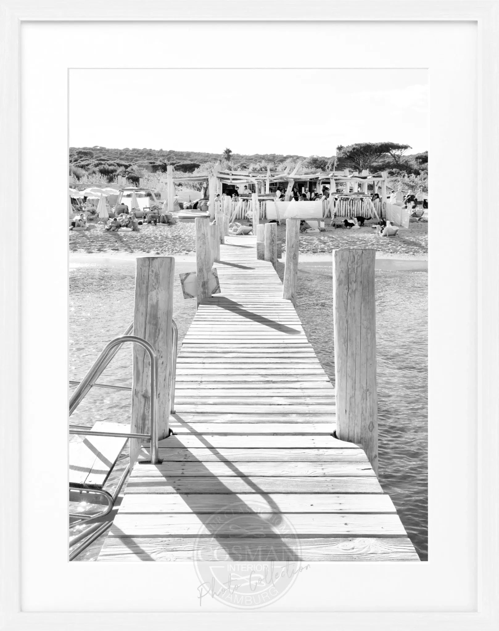 Schwarz-weiß Poster mit Rahmen von Cosman-Photocollection, Motiv Saint Tropez Beach Le Club 55, 25x31 cm.