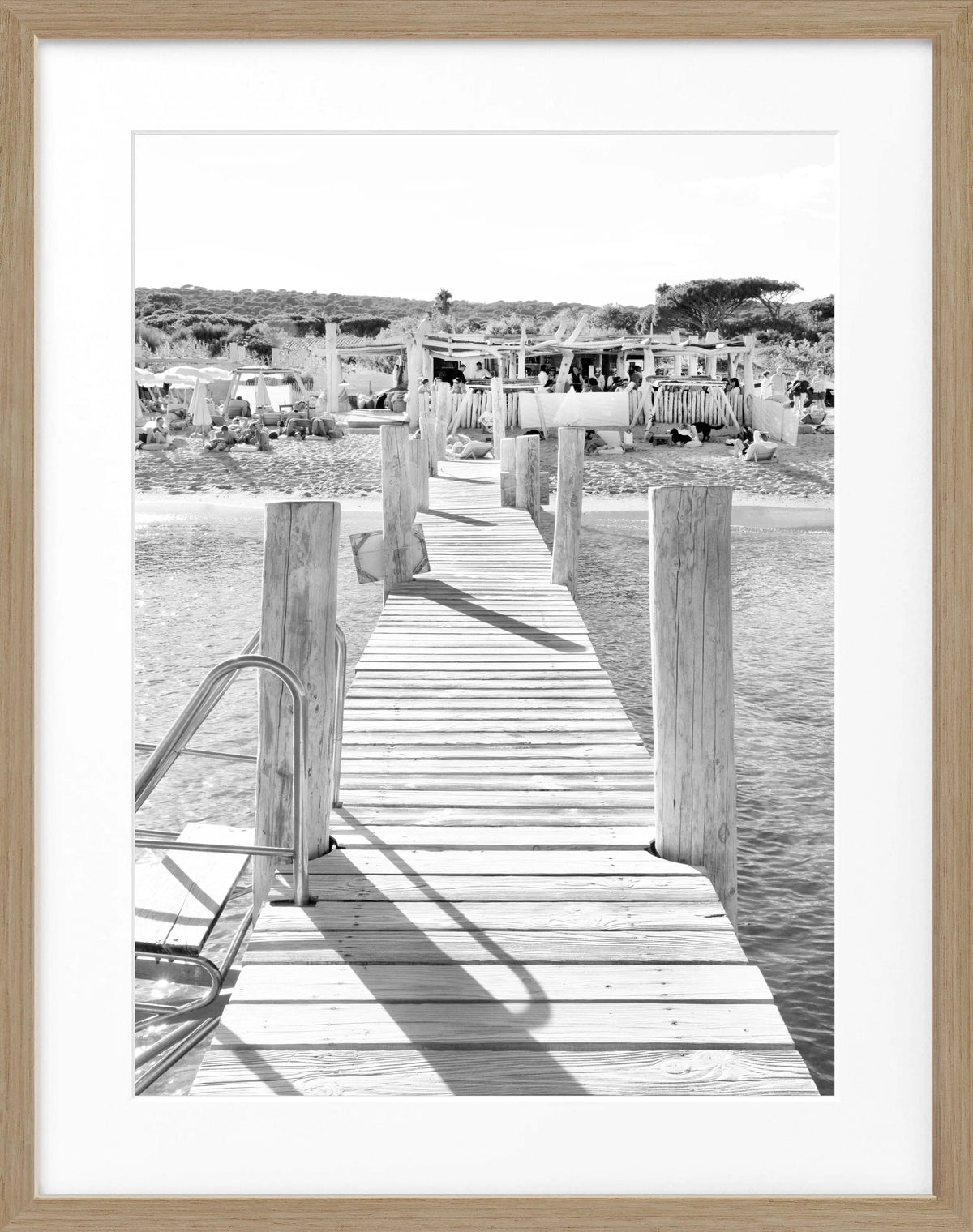 Schwarz-weiß Poster mit Rahmen, Saint Tropez Beach Le Club 55, Cosman-Photocollection, 25x31 cm, Motiv an der Küste