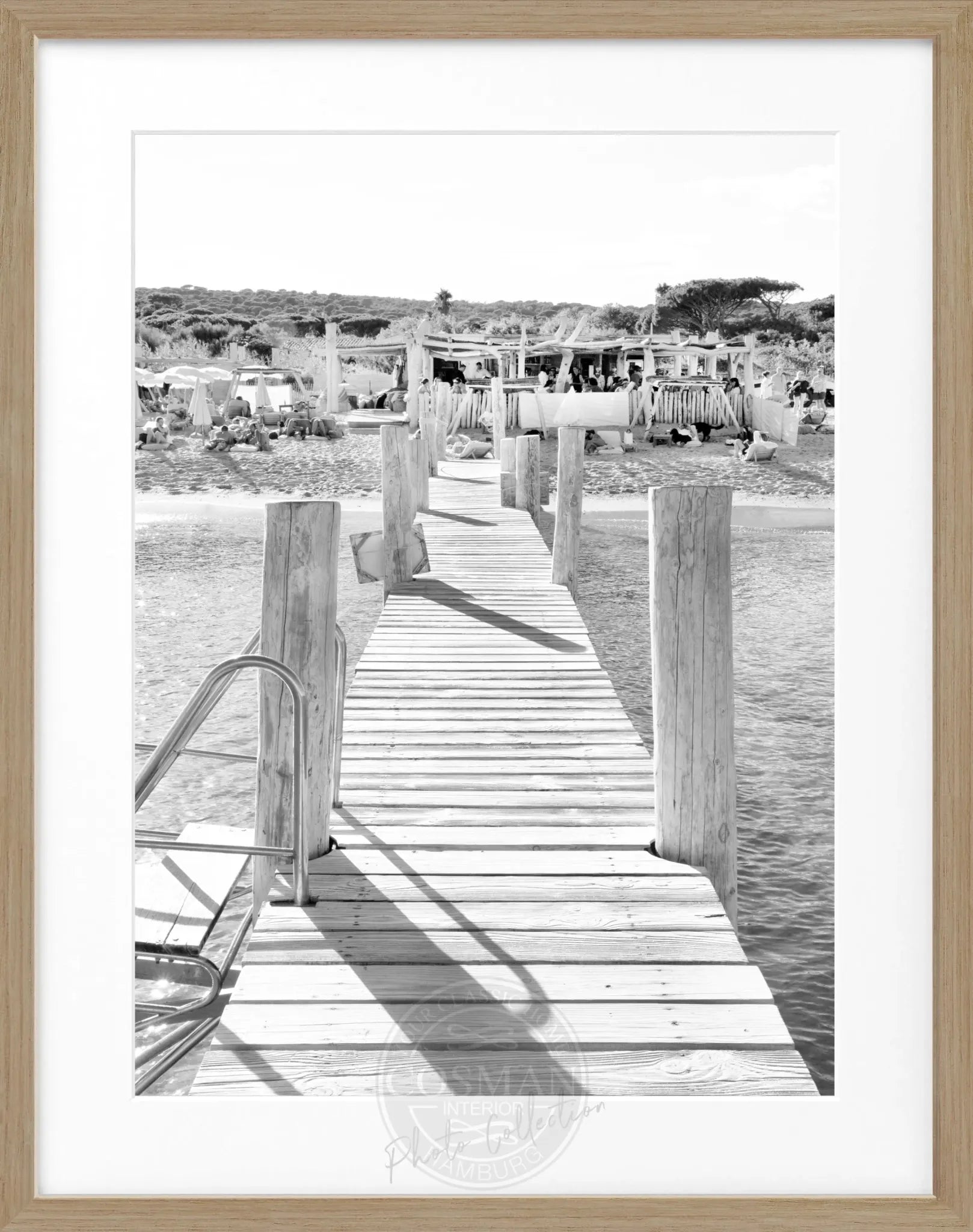 Schwarz-weiß Poster mit Rahmen, Saint Tropez Beach Le Club 55, Cosman-Photocollection, 25x31 cm, Motiv an der Küste