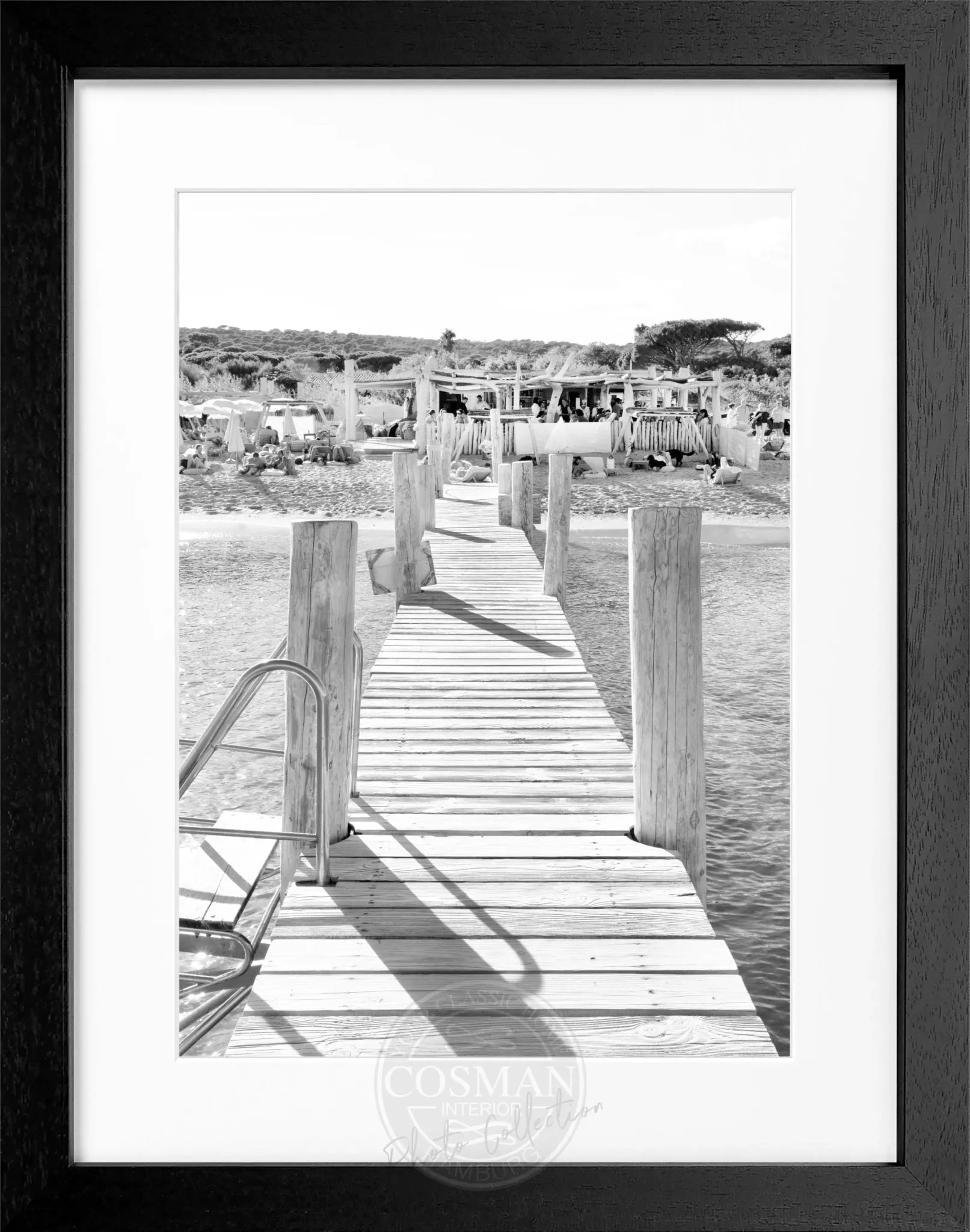 Schwarz-weiß Poster mit Rahmen von Cosman-Photocollection, Saint Tropez Beach Le Club 55, Motiv, Maße 25x31cm