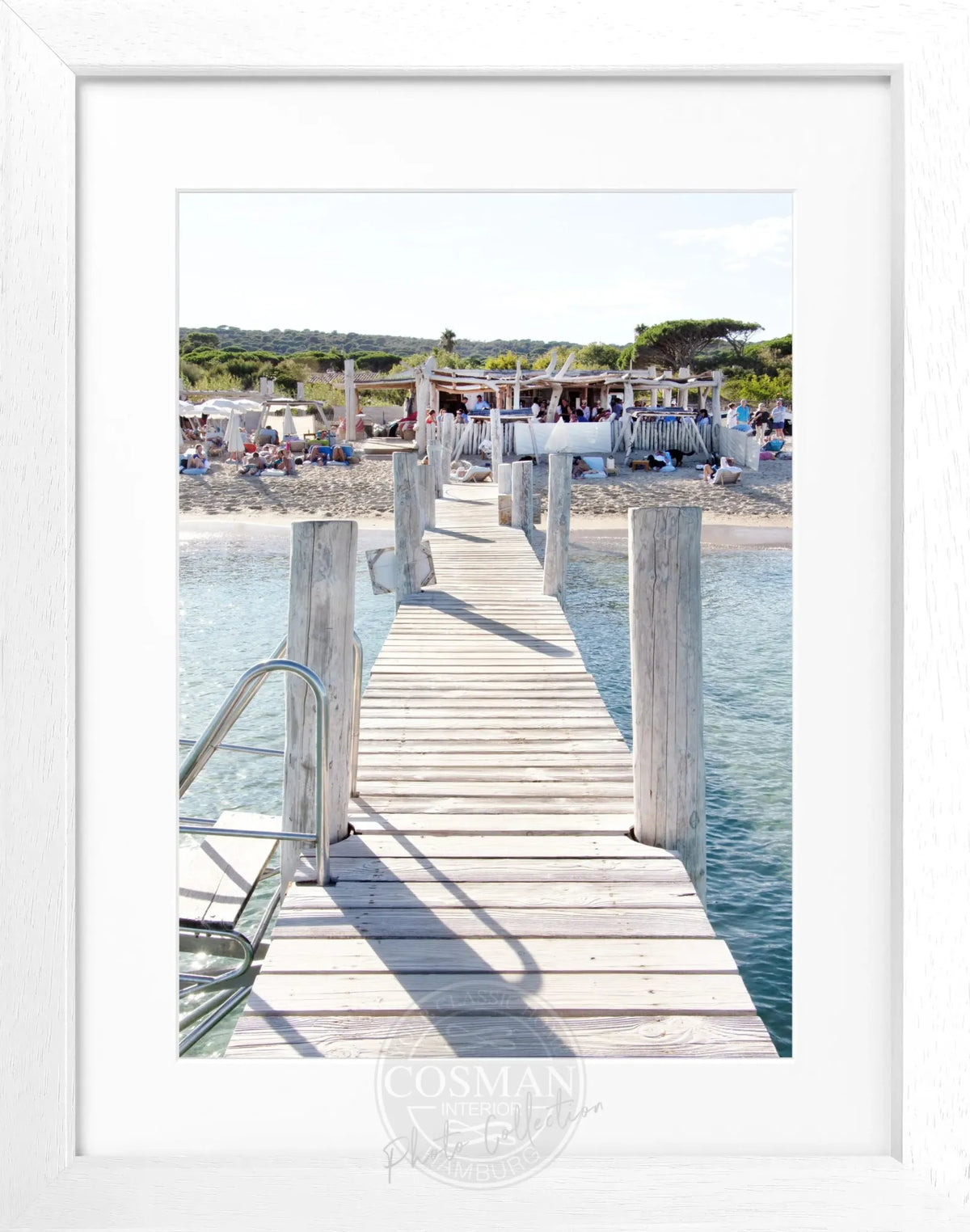 Schwarz-Weiß Poster mit Rahmen von Cosman-Photocollection, Motiv von Saint Tropez Beach Le Club 55, 25x31 cm.