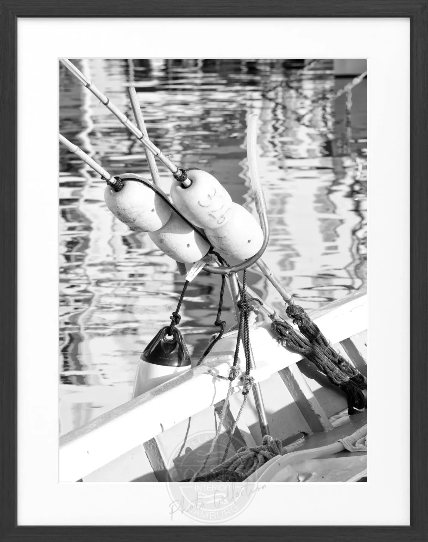 Schwarz-weiß Poster mit Rahmen von Cosman-Photocollection, Motiv eines Bootes in Saint Tropez, 25x31 cm, Wanddekoration