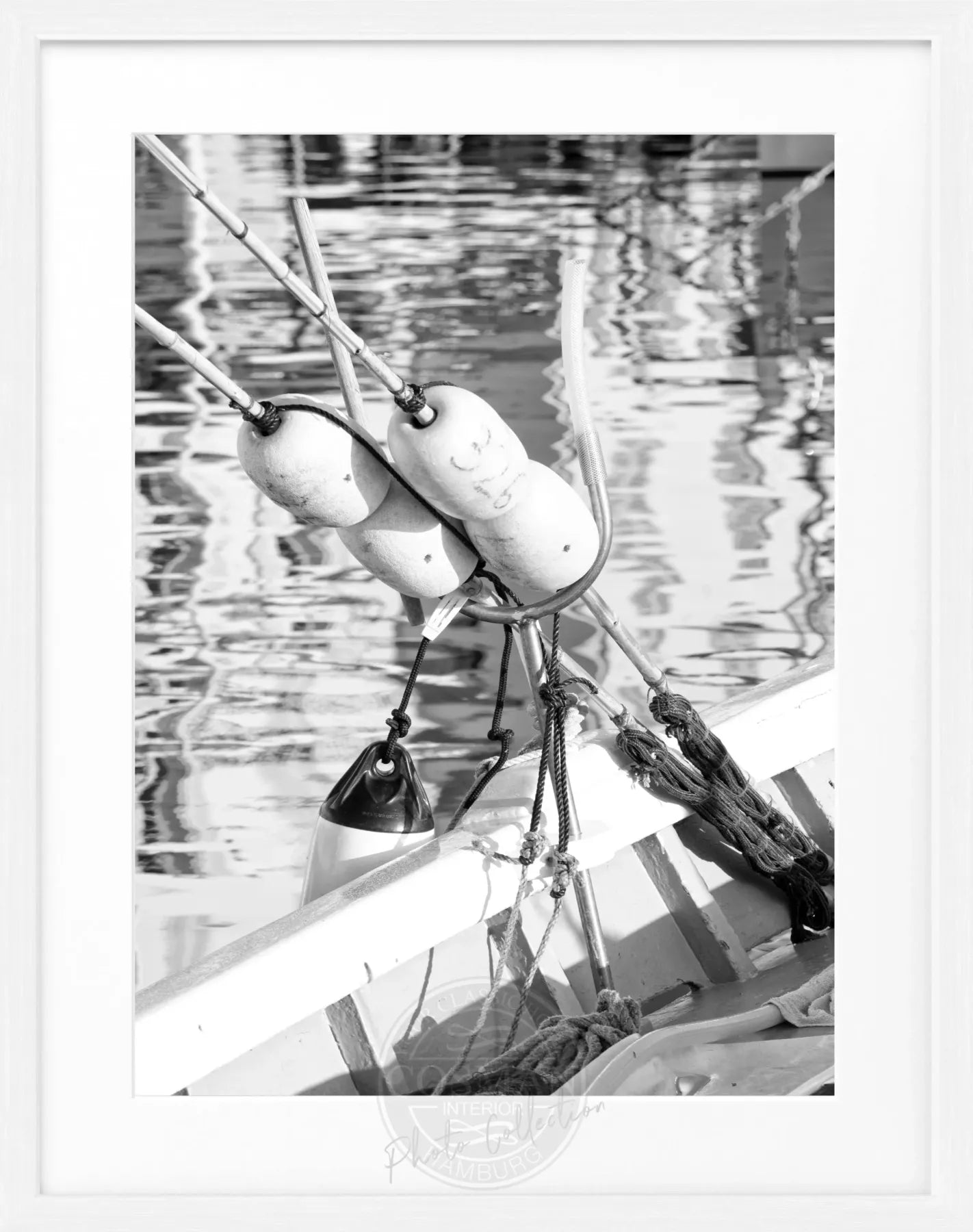 Schwarz-weiß Poster mit Rahmen, Saint Tropez Boot Motiv, von Cosman-Photocollection, 25x31 cm, Wanddekoration