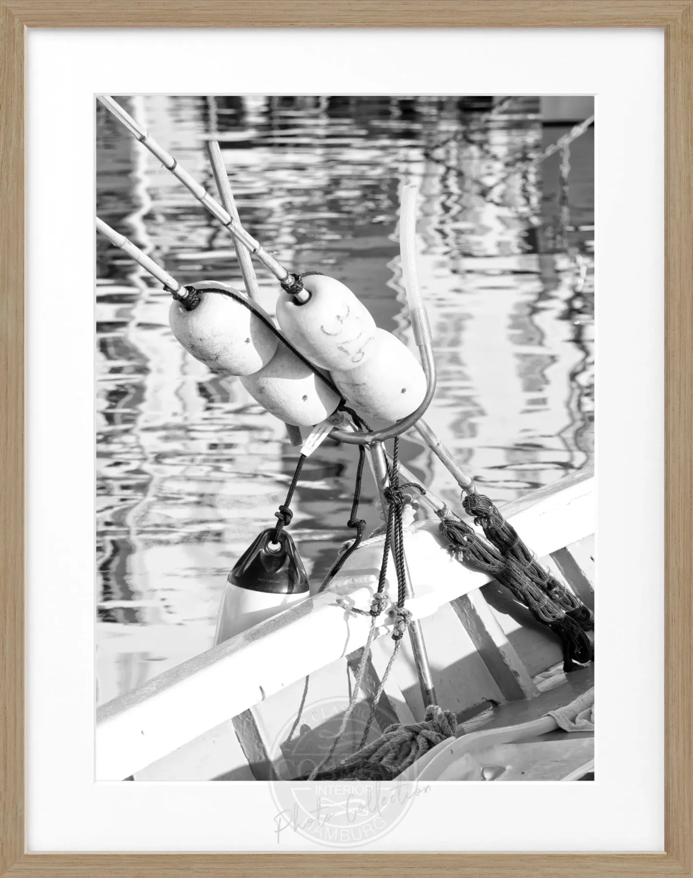 Schwarz-weiß Poster mit Rahmen von Cosman-Photocollection, Motiv eines Bootes in Saint Tropez, Maße 25x31 cm.