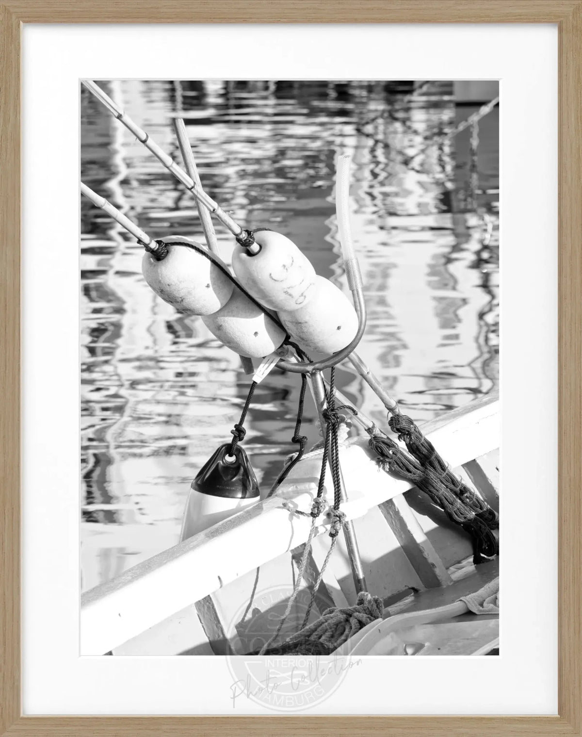 Schwarz-weiß Poster mit Rahmen von Cosman-Photocollection, Motiv eines Bootes in Saint Tropez, Maße 25x31 cm.