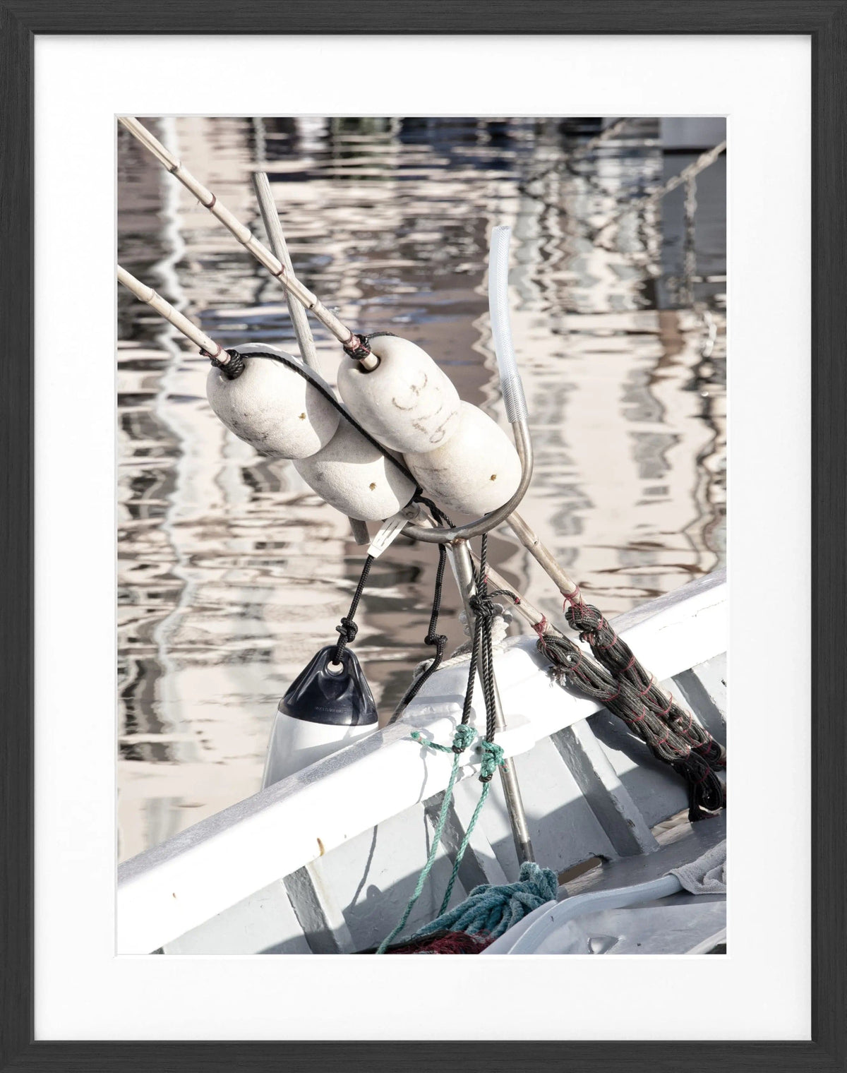 Schwarz-weiß Poster mit Rahmen von Cosman-Photocollection, zeigt ein Boot in Saint Tropez, Maße 25x31 cm.
