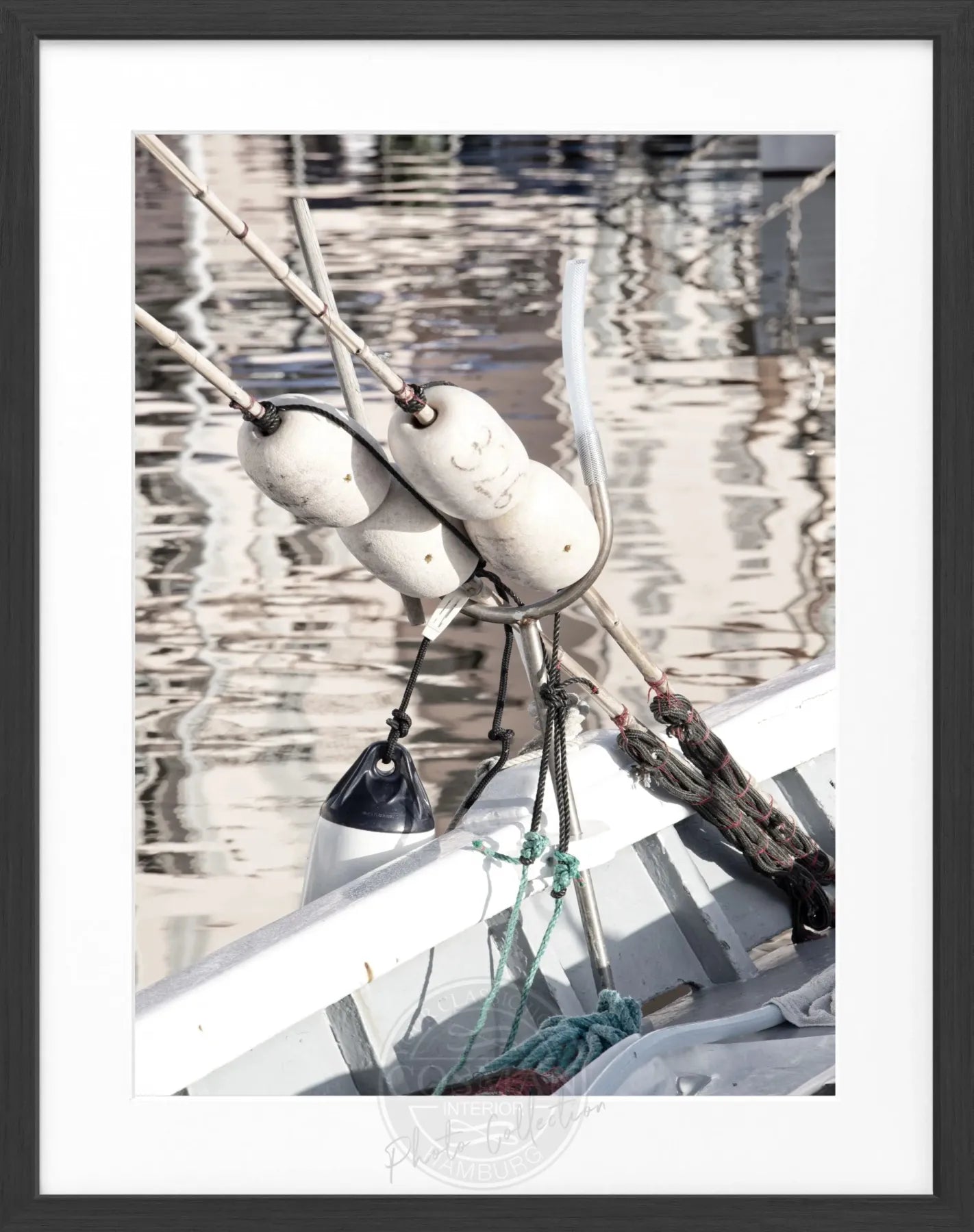 Schwarz-weiß Poster mit Rahmen von Cosman-Photocollection, zeigt ein Boot in Saint Tropez, Maße 25x31 cm.
