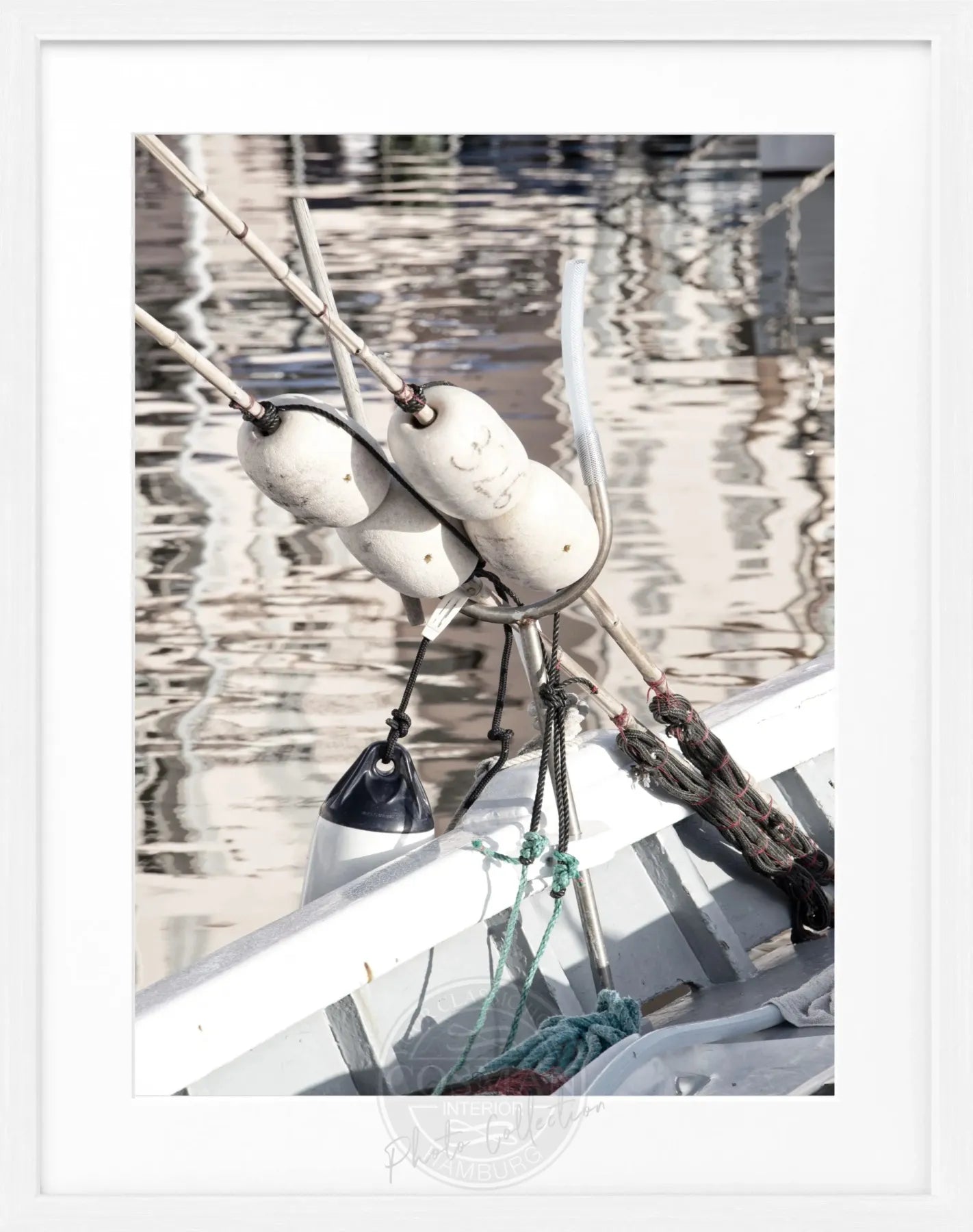Schwarz-weiß Poster mit Rahmen von Cosman-Photocollection, Motiv eines Bootes in Saint Tropez, 25x31 cm.