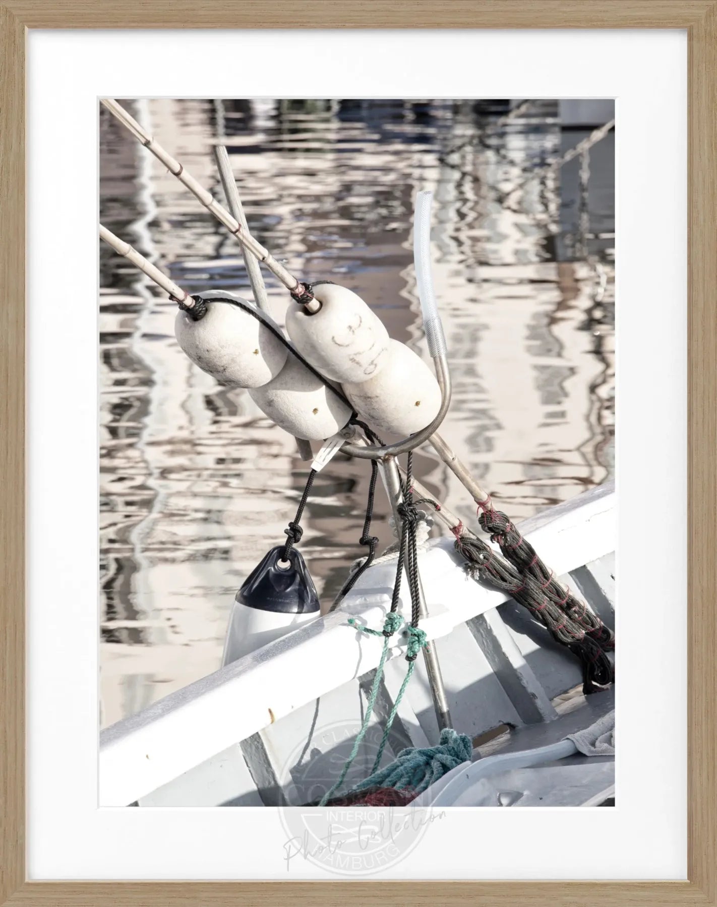 Schwarz-weiß Poster mit Rahmen, Saint Tropez Boot Motiv, von Cosman-Photocollection, 25x31cm, Wanddekoration