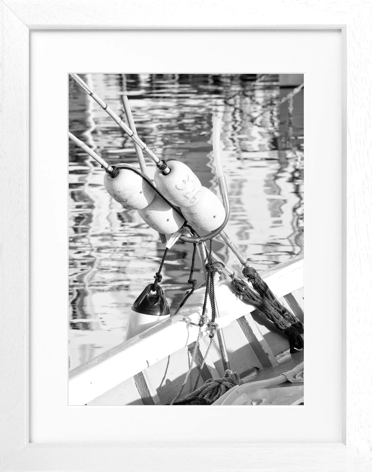 Schwarz-weiß Poster mit Rahmen von Cosman-Photocollection, Motiv eines Bootes in Saint Tropez, Maße 25x31 cm