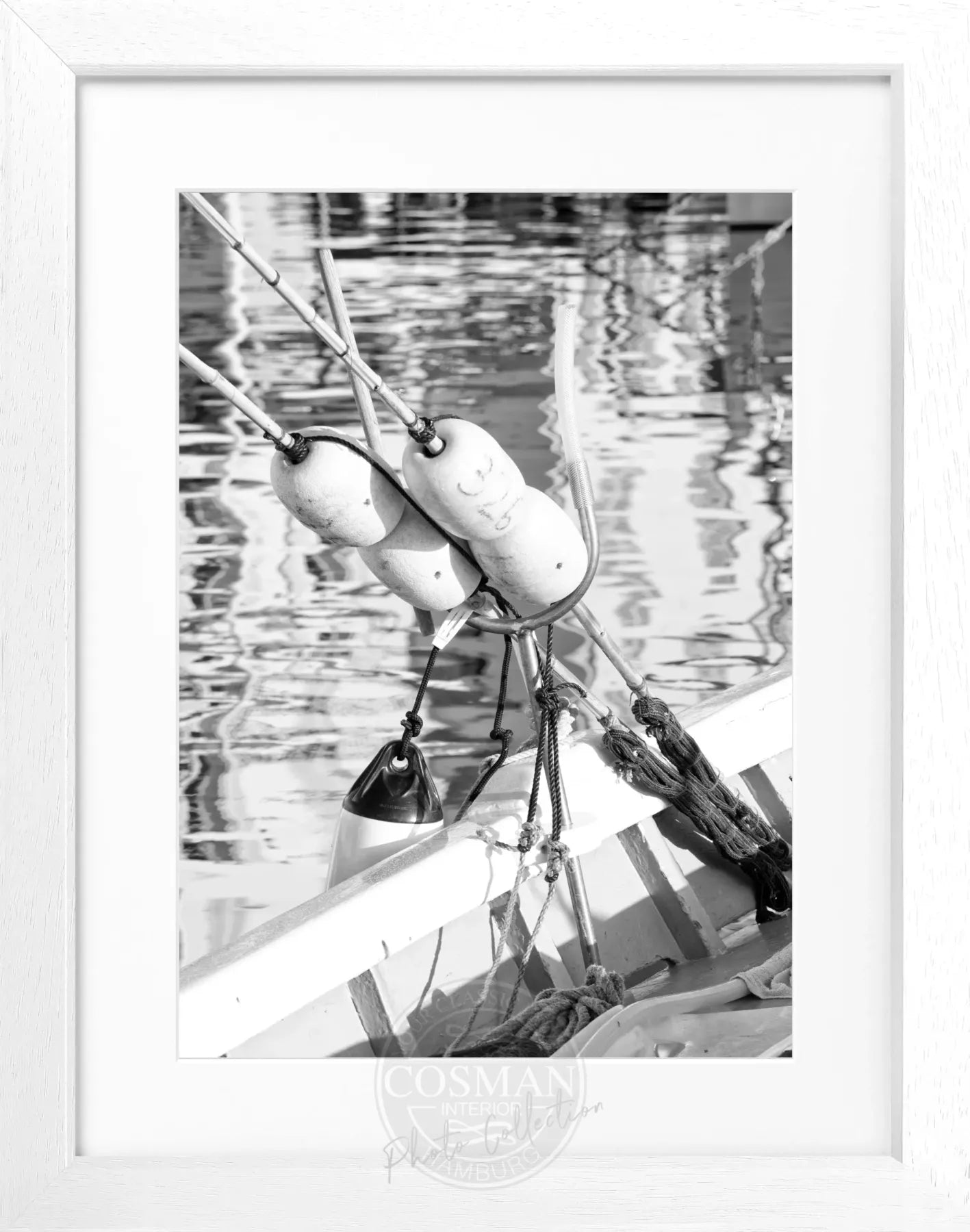 Schwarz-weiß Poster mit Rahmen von Cosman-Photocollection, Motiv eines Bootes in Saint Tropez, Maße 25x31 cm