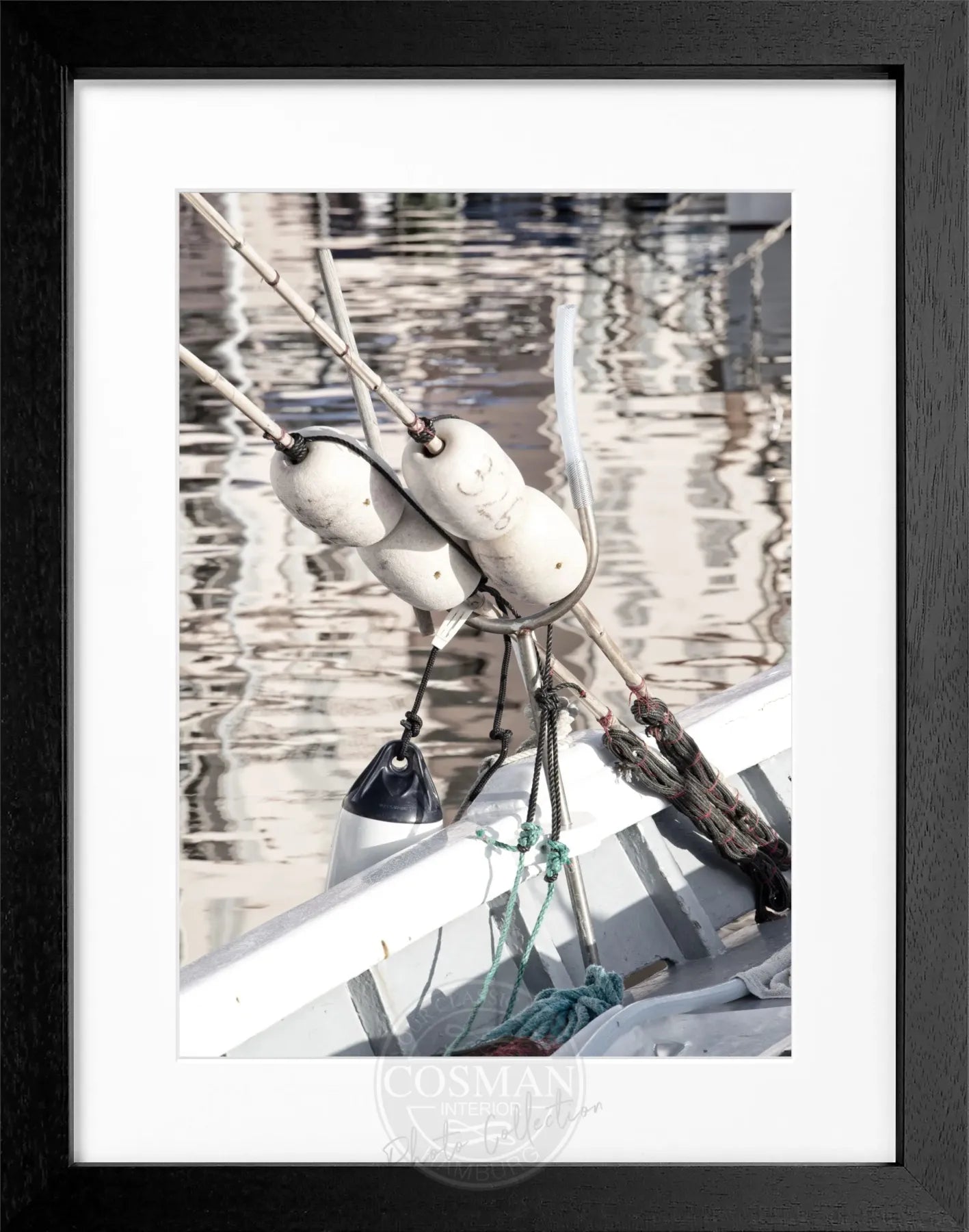 Schwarz-weiß Poster mit Rahmen von Saint Tropez Boot, Cosman-Photocollection, 25x31 cm, maritimes Motiv in eleganter Optik