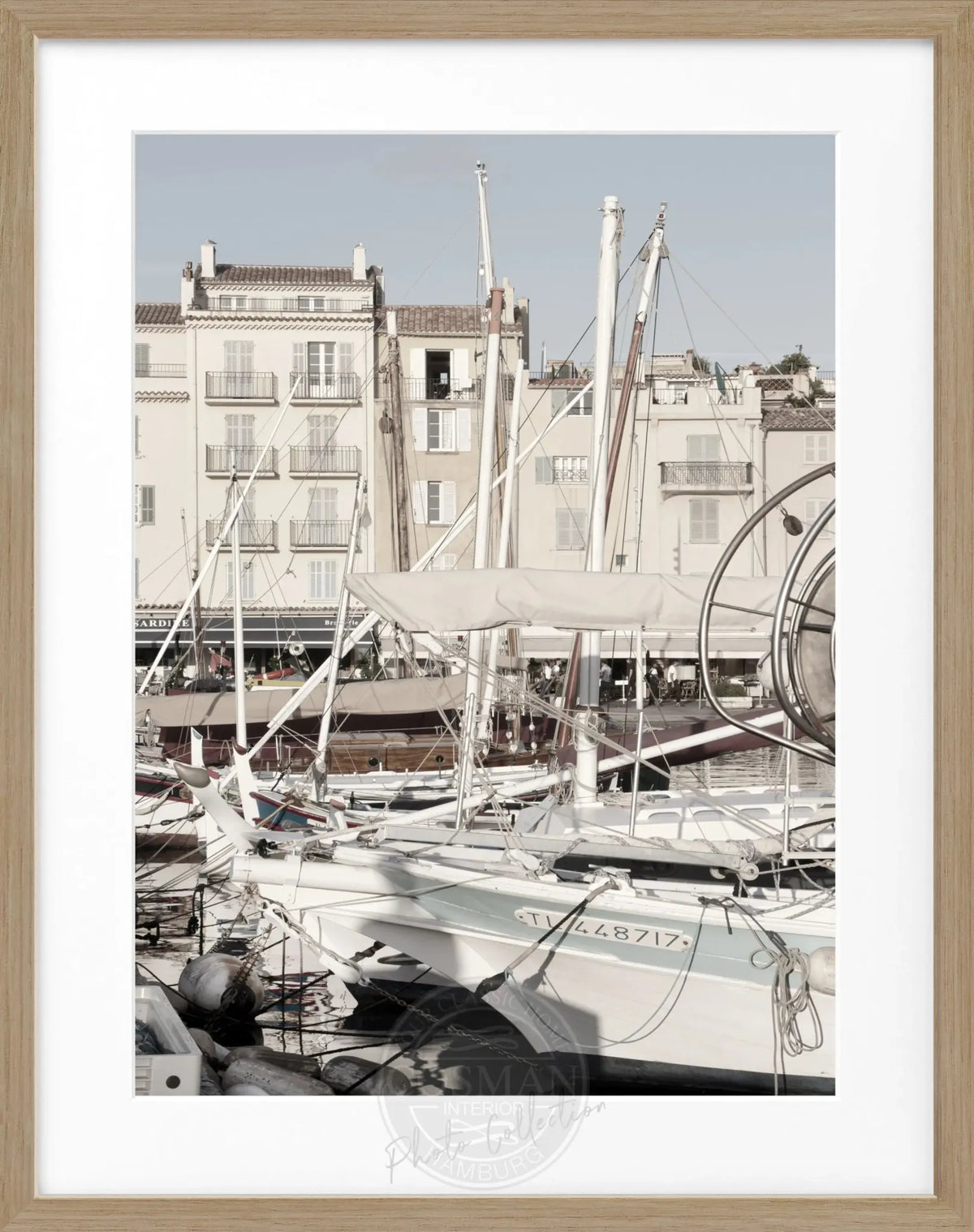 Schwarz-weiß Poster mit Rahmen von Cosman-Photocollection, Motiv eines Bootes in Saint Tropez, Maße 25x31 cm.