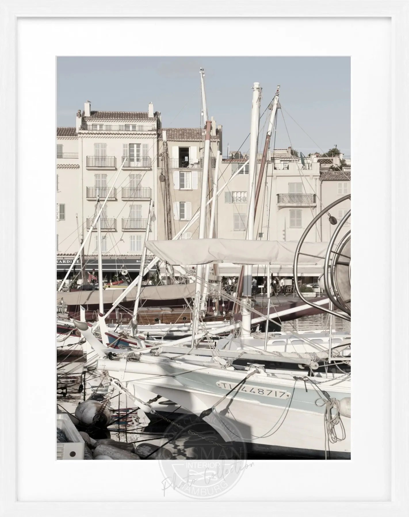 Schwarz-weiß Poster mit Rahmen, Saint Tropez Boot Motiv, von Cosman-Photocollection, 25x31 cm, stilvolle Wanddekoration