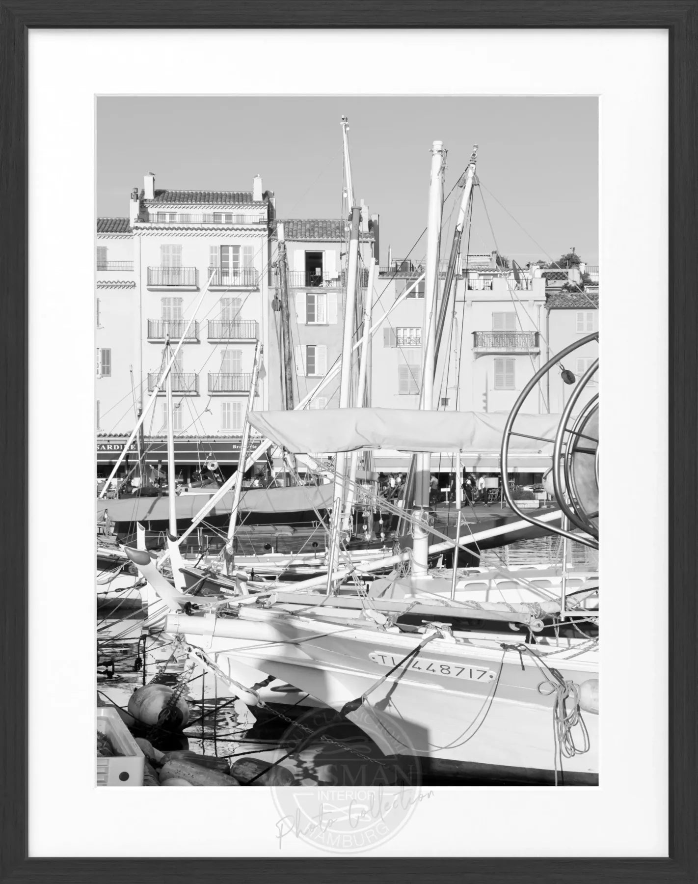 Schwarz-weiß Poster mit Rahmen, Saint Tropez Boot Motiv, von Cosman-Photocollection, 25x31 cm, stilvolle Wanddekoration