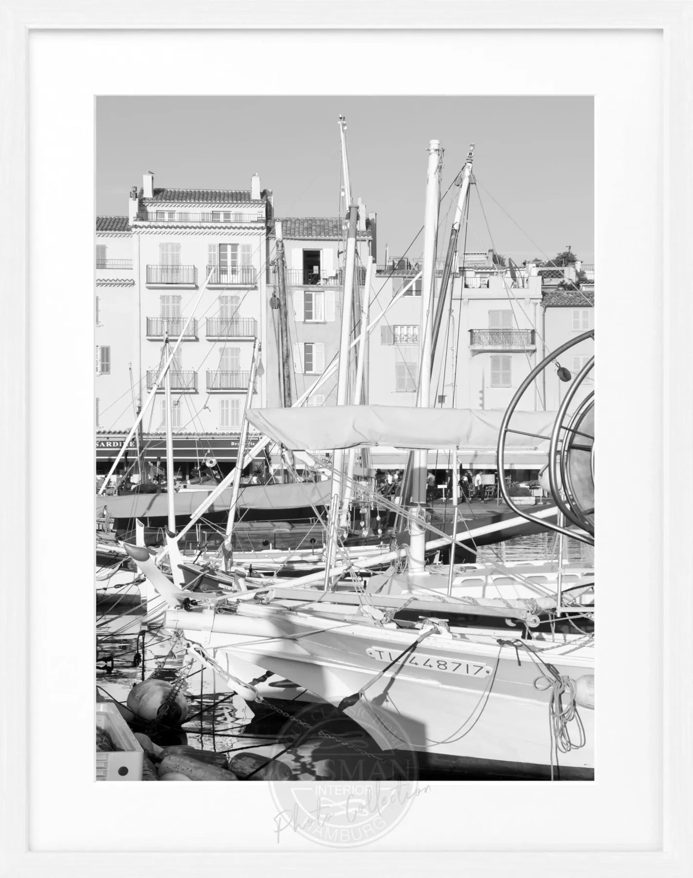 Schwarz-weiß Poster mit Rahmen, zeigt ein Boot in Saint Tropez, von Cosman-Photocollection, Maße 25x31 cm.