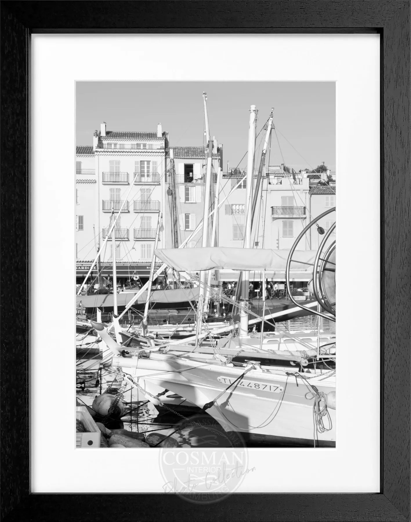 Schwarz-weiß Poster mit Rahmen von Cosman-Photocollection, Motiv eines Bootes in Saint Tropez, 25x31 cm