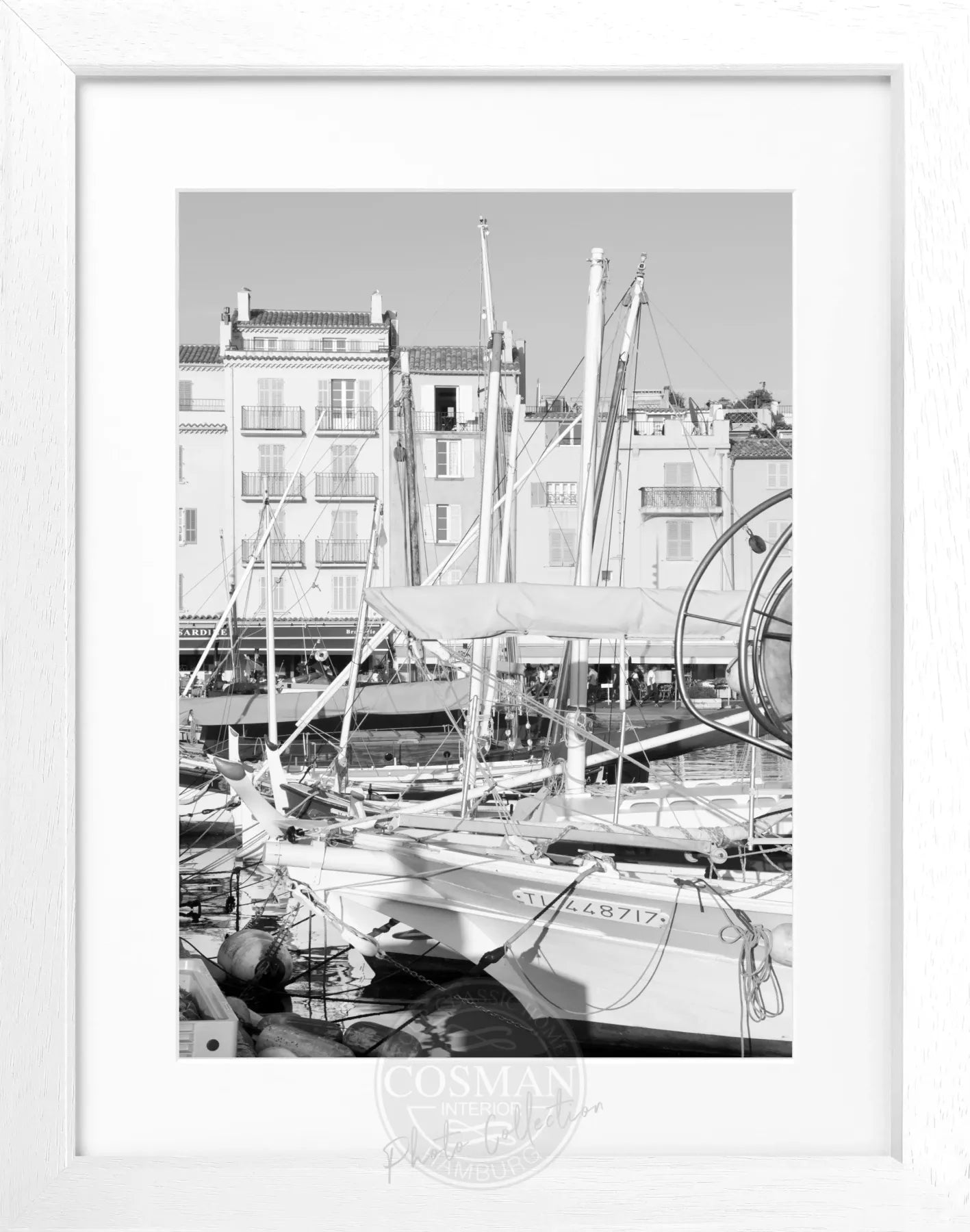 Schwarz-weiß Poster mit Rahmen, Saint Tropez Boot Motiv, Cosman-Photocollection, 25x31 cm, perfekt für die Wanddekoration.