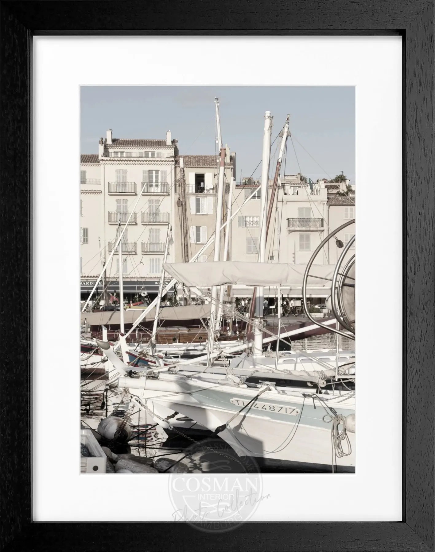 Schwarz-weiß Poster mit Rahmen von Cosman-Photocollection, Motiv eines Bootes in Saint Tropez, 25x31 cm, stilvolle Wanddekoration