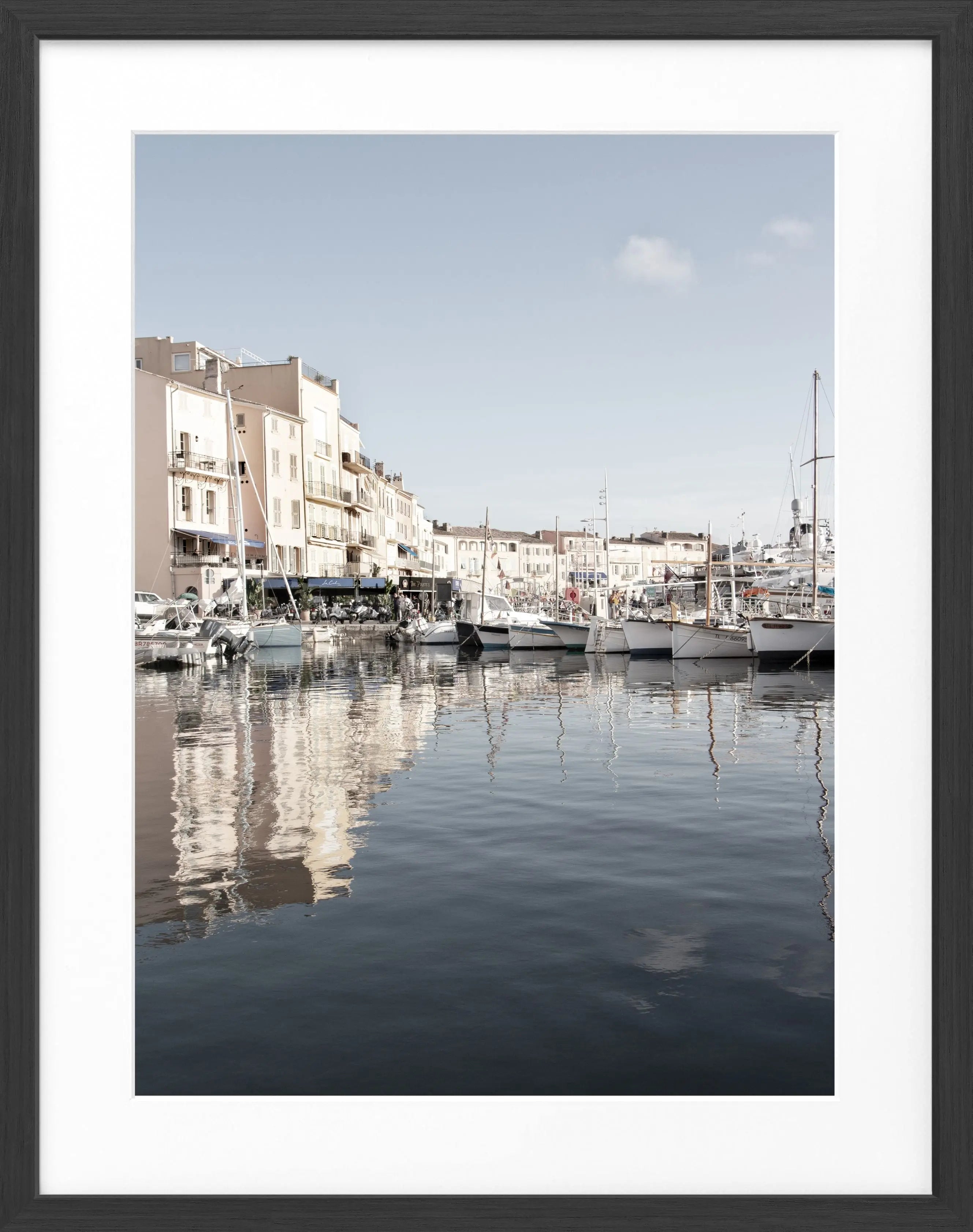 Schwarz-weiß Poster mit Rahmen von Cosman-Photocollection, Hafen in Saint Tropez, Maße 25x31 cm.