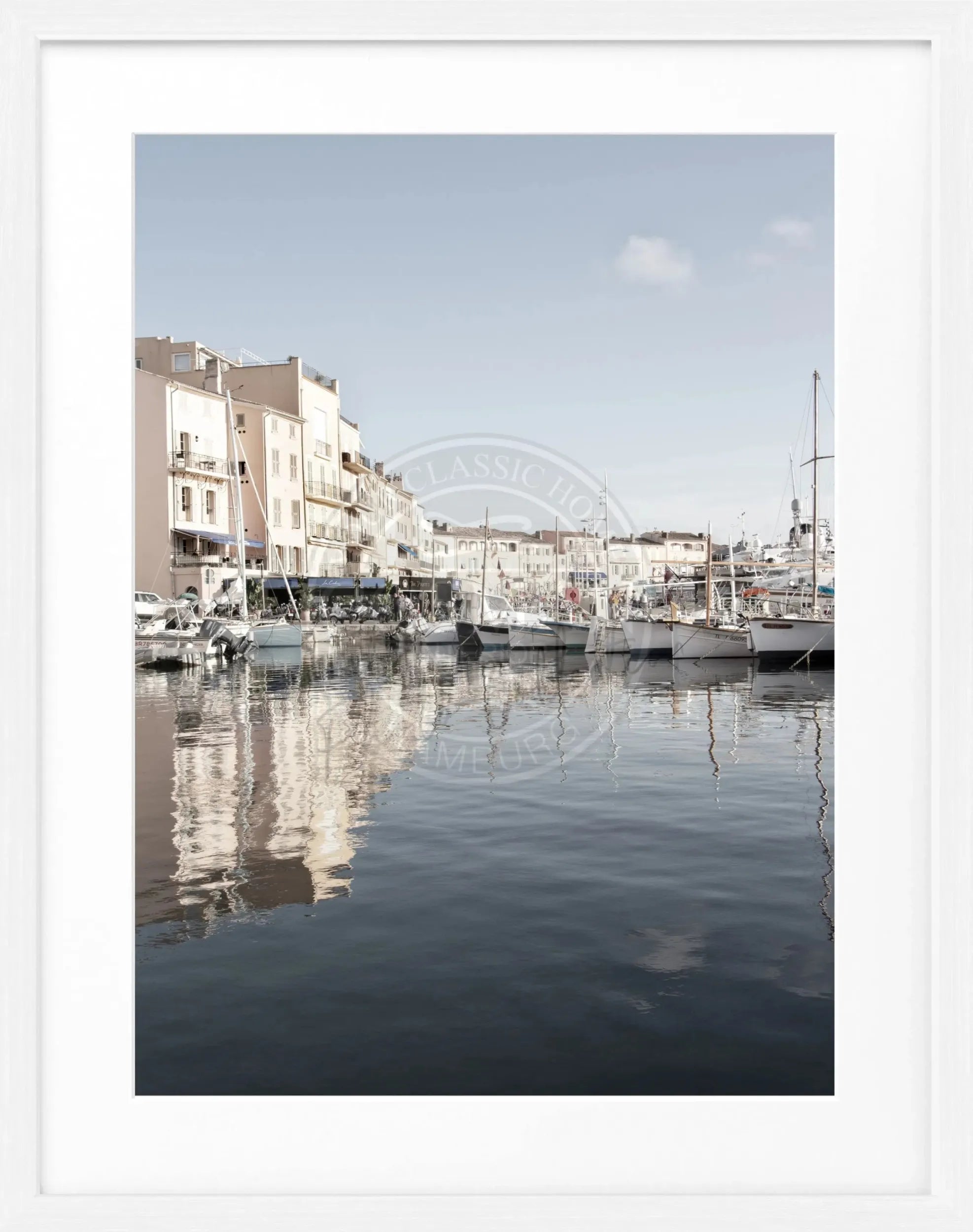 Schwarz-weiß Poster mit Rahmen von Cosman-Photocollection, zeigt den Hafen in Saint Tropez, Maße 25x31cm.