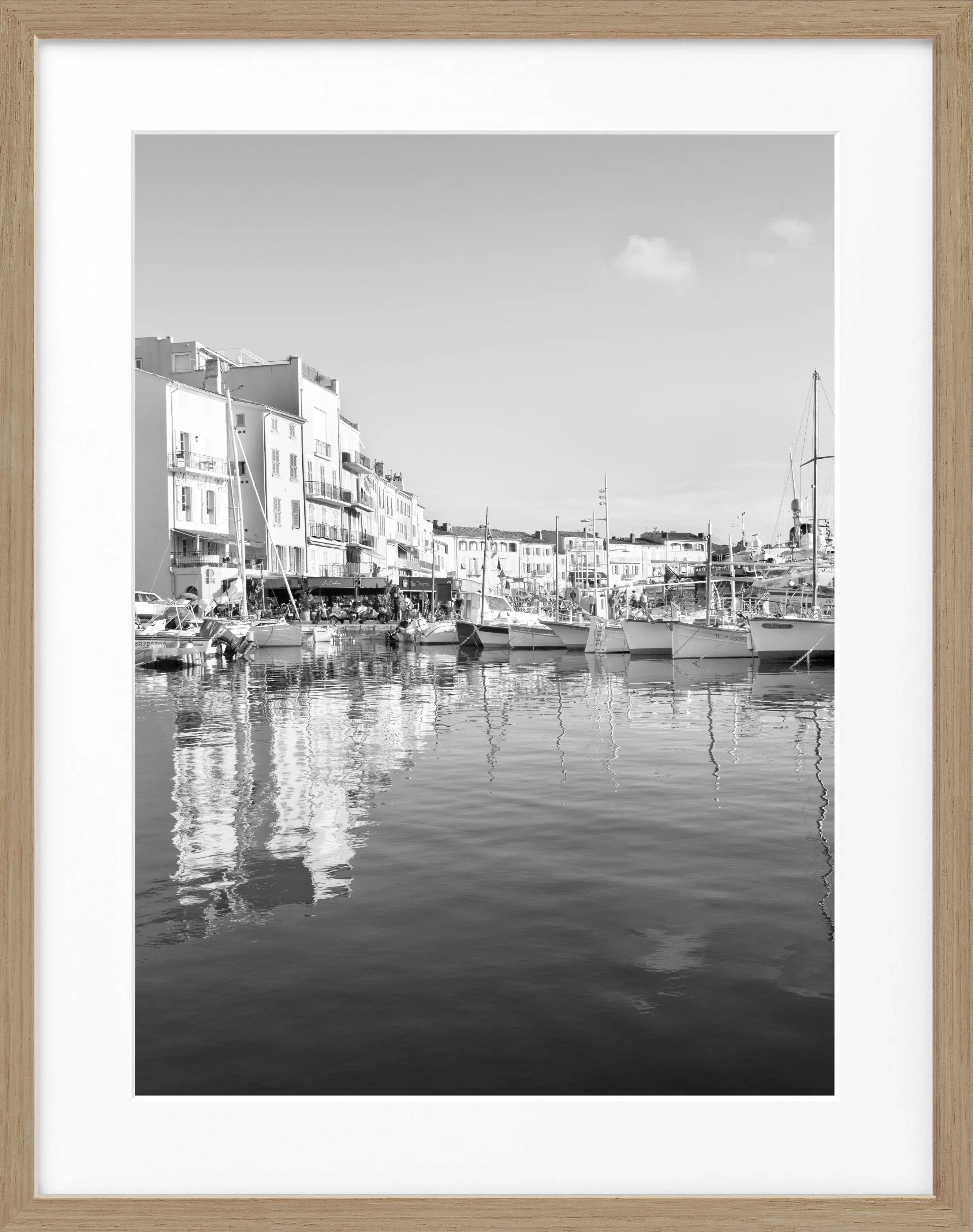 Schwarz-weiß Poster mit Rahmen von Saint Tropez Hafen, 25x31cm, von Cosman-Photocollection, maritime Küstenansicht