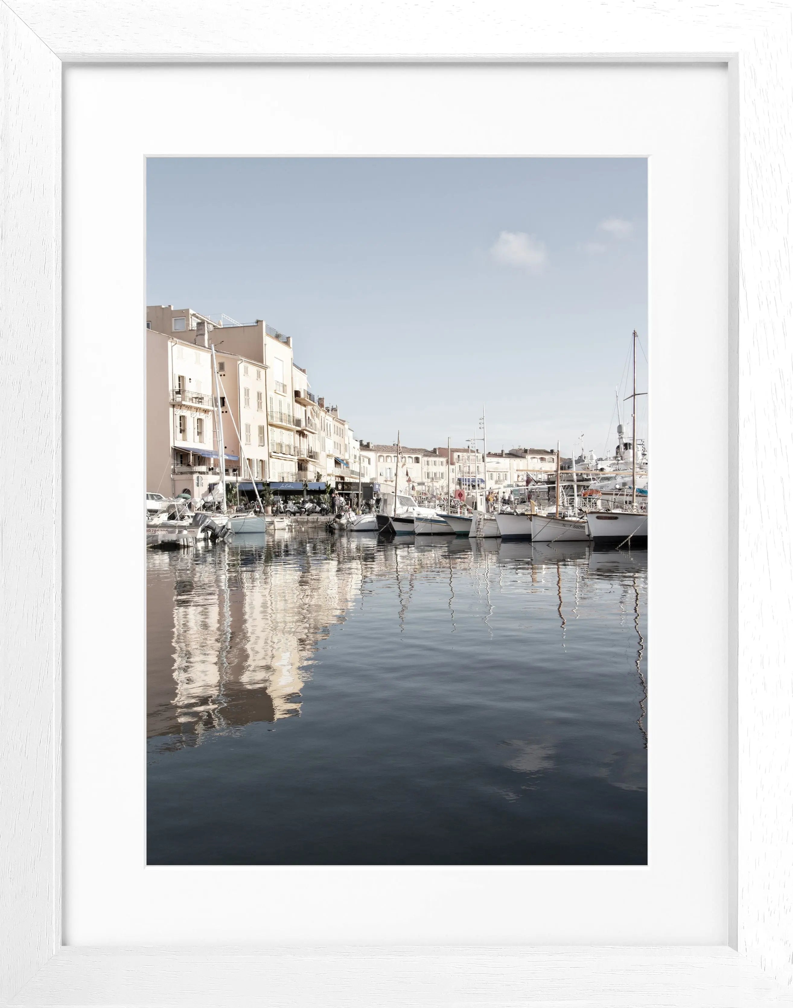 Schwarz-weiß Poster mit Rahmen, zeigt den Hafen von Saint Tropez, von Cosman-Photocollection, 25x31 cm, elegantes Wandbild