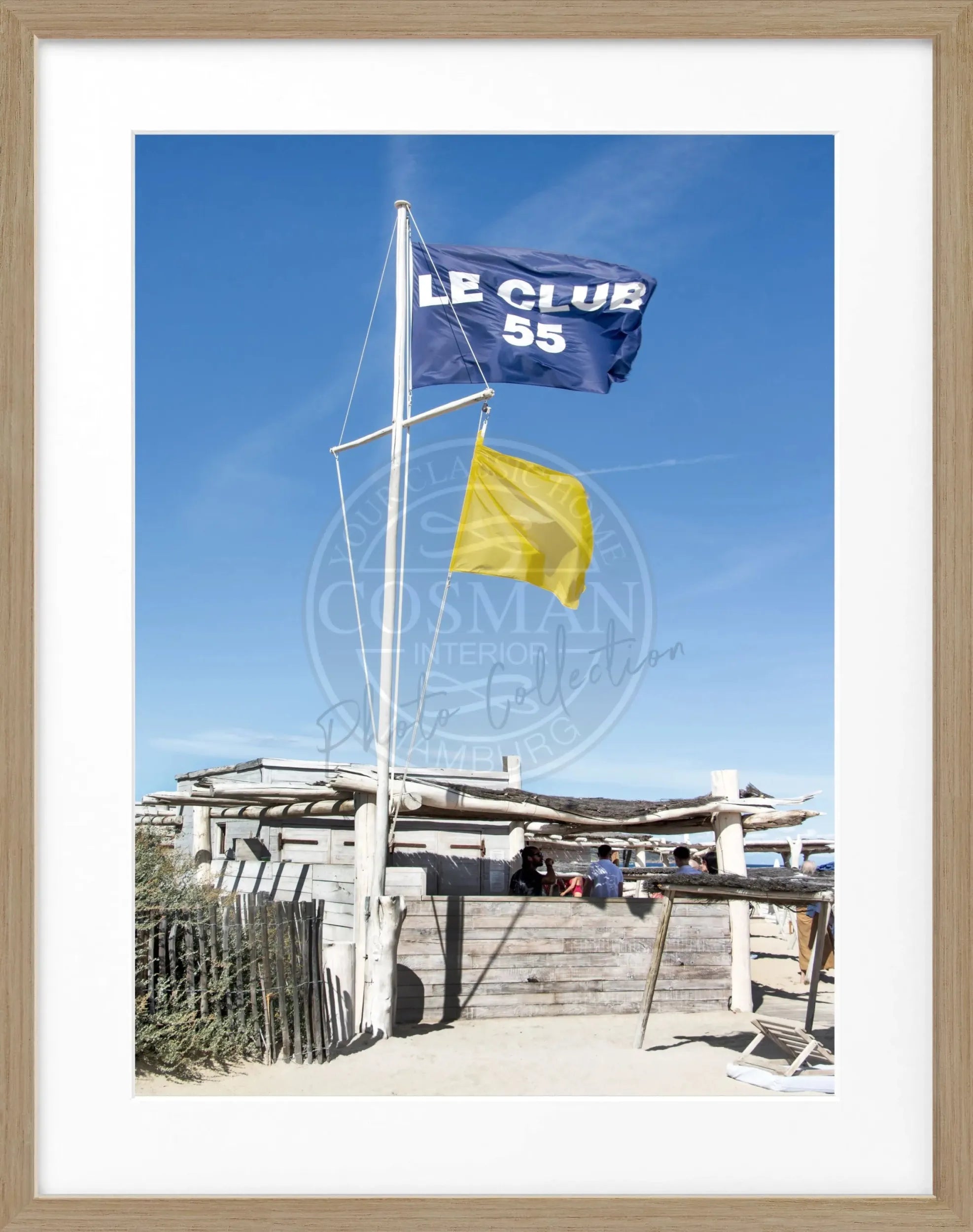 Schwarz-Weiß-Poster mit Rahmen von Cosman-Photocollection, zeigt das Motiv Saint Tropez ’Le Club 55’, Maße 25x31 cm.