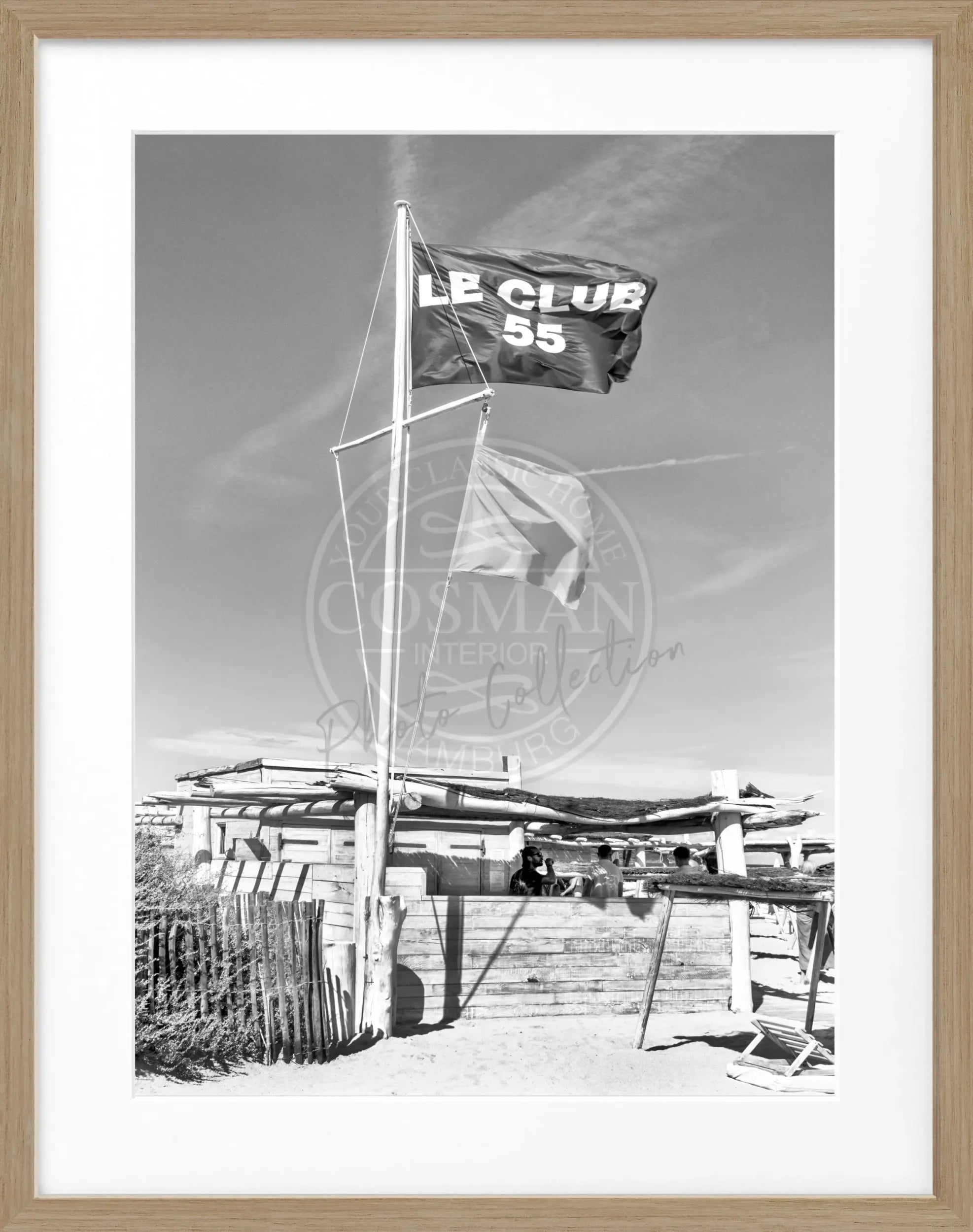 Schwarz-weiß Poster mit Rahmen, Saint Tropez ’Le Club 55’, von Cosman-Photocollection, 25x31 cm, elegantes Küstenmotiv.