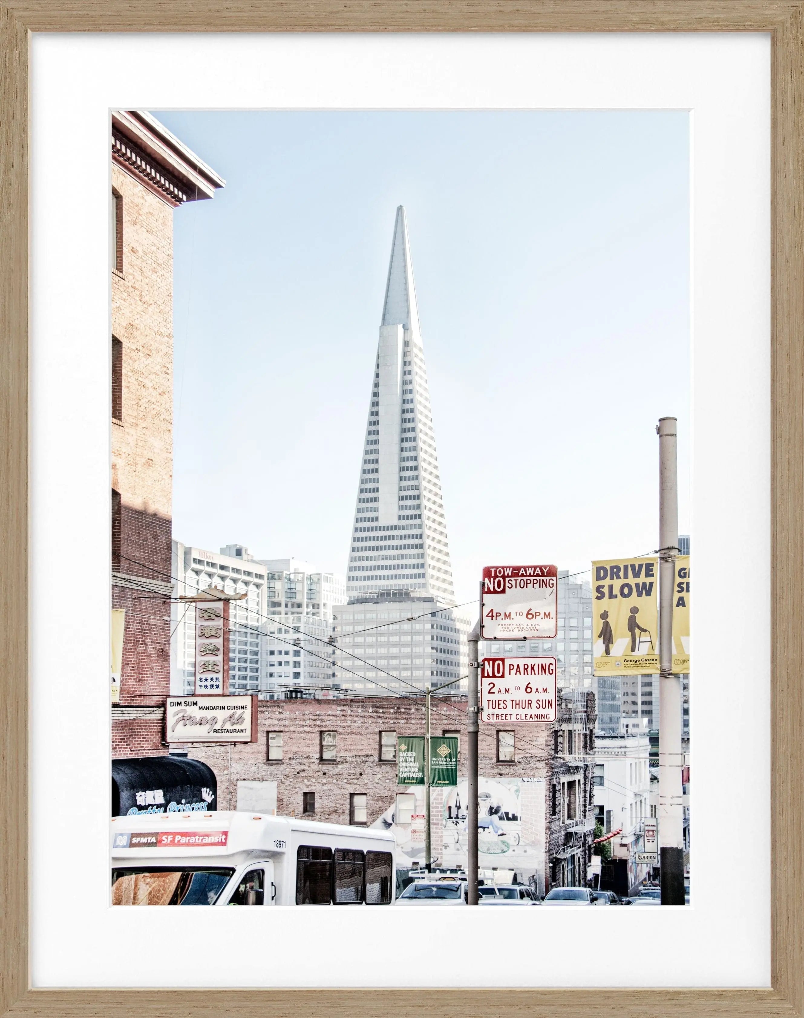 Schwarz-weiß Poster mit Rahmen von Cosman-Photocollection, San Francisco Transamerica Pyramid, 25x31 cm, Stadtmotiv