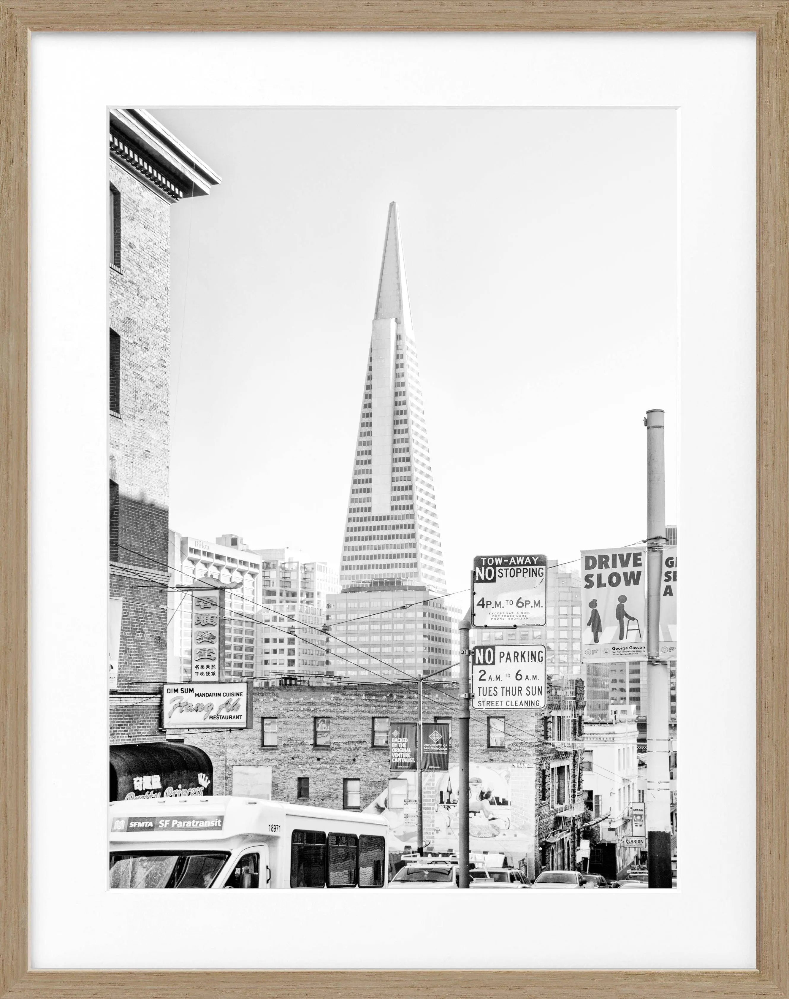 Schwarz-weiß Poster mit Rahmen von Cosman-Photocollection, San Francisco Transamerica Pyramid, 25x31cm, Motiv im Zentrum.