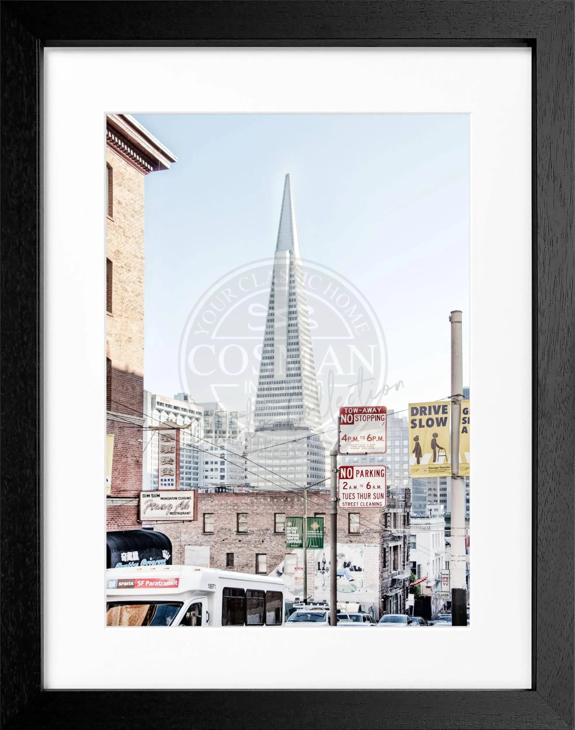 Schwarz-weiß Poster mit Rahmen von Cosman-Photocollection, San Francisco Transamerica Pyramid im Zentrum, 25x31 cm